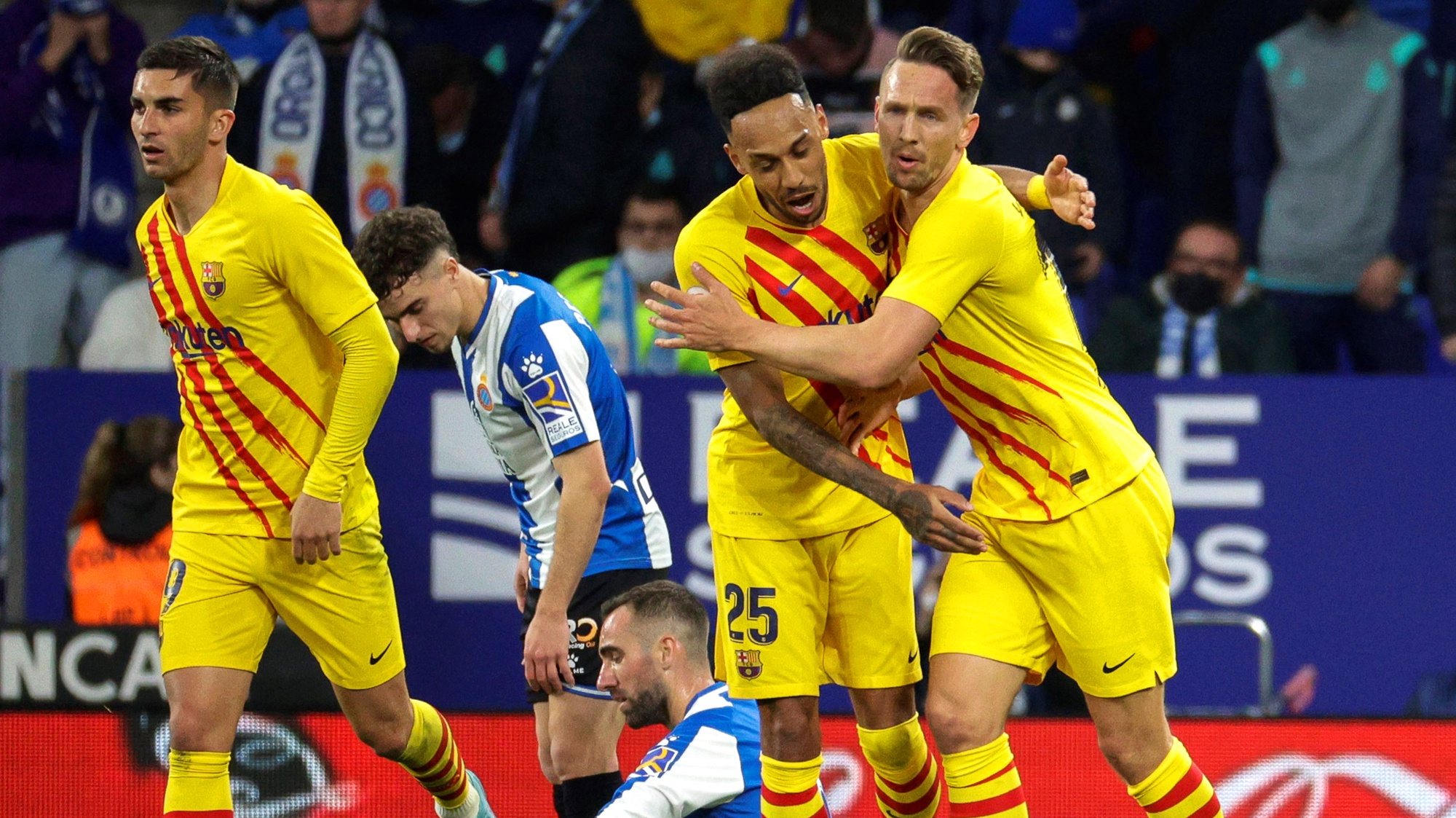 epa09754043 FC Barcelona&#039;s Luuk de Jong (R) celebrates with teammate Pierre-Emerick Aubameyang (2-R) after scoring the 2-2 equalizer during the Spanish LaLiga soccer match between RCD Espanyol and FC Barcelona in Barcelona, Spain, 13 February 2022.  EPA/Quique Garcia