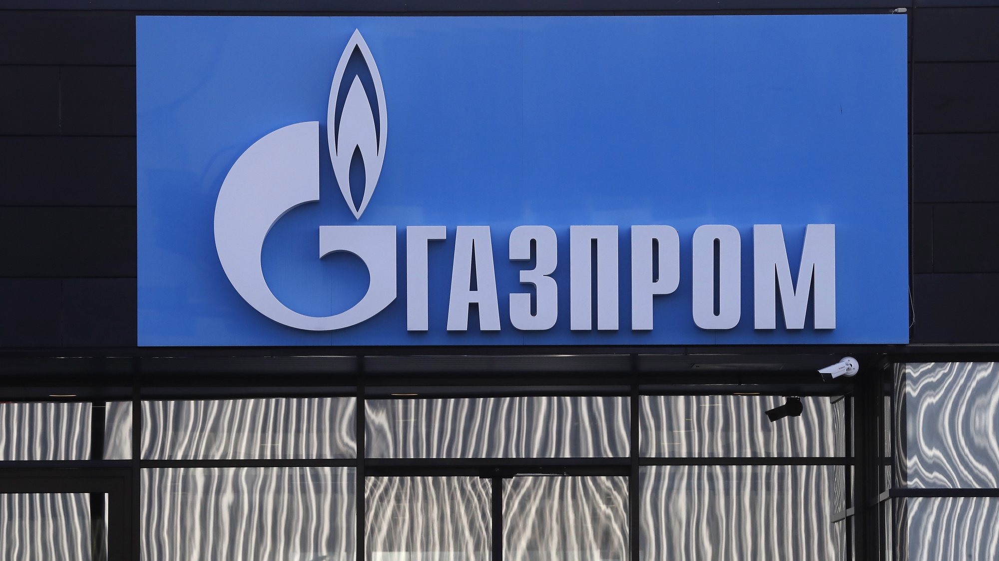 epa10083539 A Gazprom office in St. Petersburg, Russia, 21 July 2022. Gas deliveries through Russia-Germany pipeline Nord Stream 1 resumed on 21 July following a scheduled 10-days maintenance pause.  EPA/ANATOLY MALTSEV