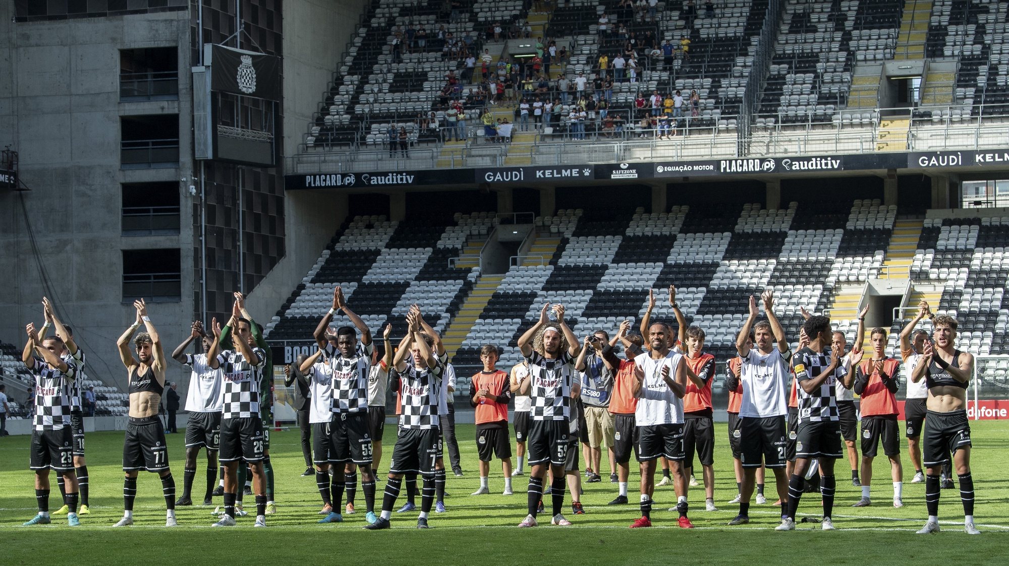 Os jogadores do Boavista festejam no final do jogo da 2.ª jornada da Primeira Liga de futebol contra o contra o Santa Clara disputado no Estádio do Bessa, no Porto, 14 de agosto de 2022. RUI MANUEL ARINHA/LUSA