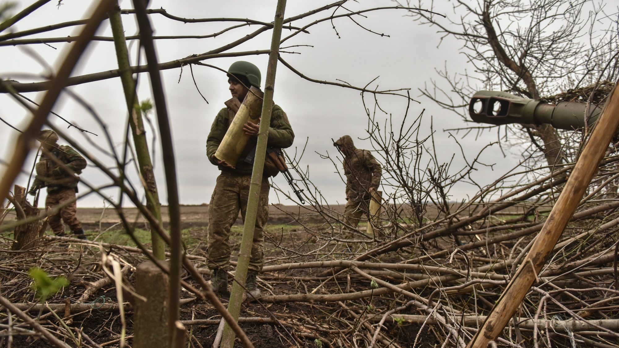 epa10569841 Ukrainian artillerymen of the 57th Otaman Kost Hordiienko Separate Motorized Infantry Brigade prepare to fire a 2s3 Akatsia howitzer at an undisclosed position near outskirts of Bakhmut, Donetsk region, Ukraine, 12 April 2023. Russian troops entered Ukrainian territory on 24 February 2022, starting a conflict that has provoked destruction and a humanitarian crisis.  EPA/OLEG PETRASYUK