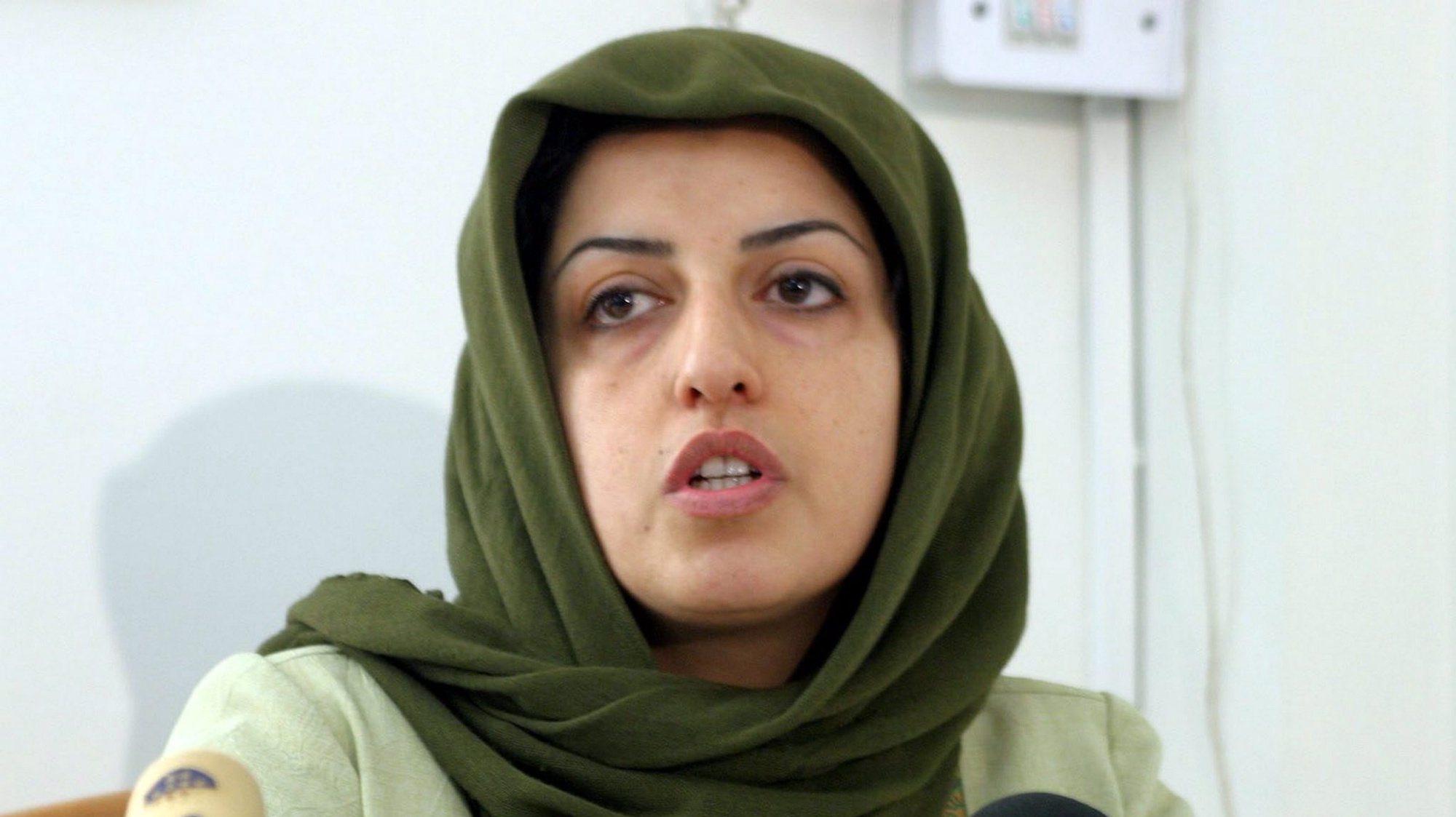 epa10903214 (FILE) - Iranian activist Narges Mohammadi speaks during the first-ever conference on human rights violations at the Human Rights Centre in Teheran, Iran, 17 January 2005 (reissued 06 October 2023). Mohammadi was awarded the Nobel Peace Prize on 06 October 2023 &#039;for her fight against women&#039;s oppression in Iran and her fight to promote human rights and freedom for all,&#039; the Norwegian Nobel Committeeâ€™s chairwoman said during the award ceremony in Oslo.  EPA/ABEDIN TAHERKENAREH