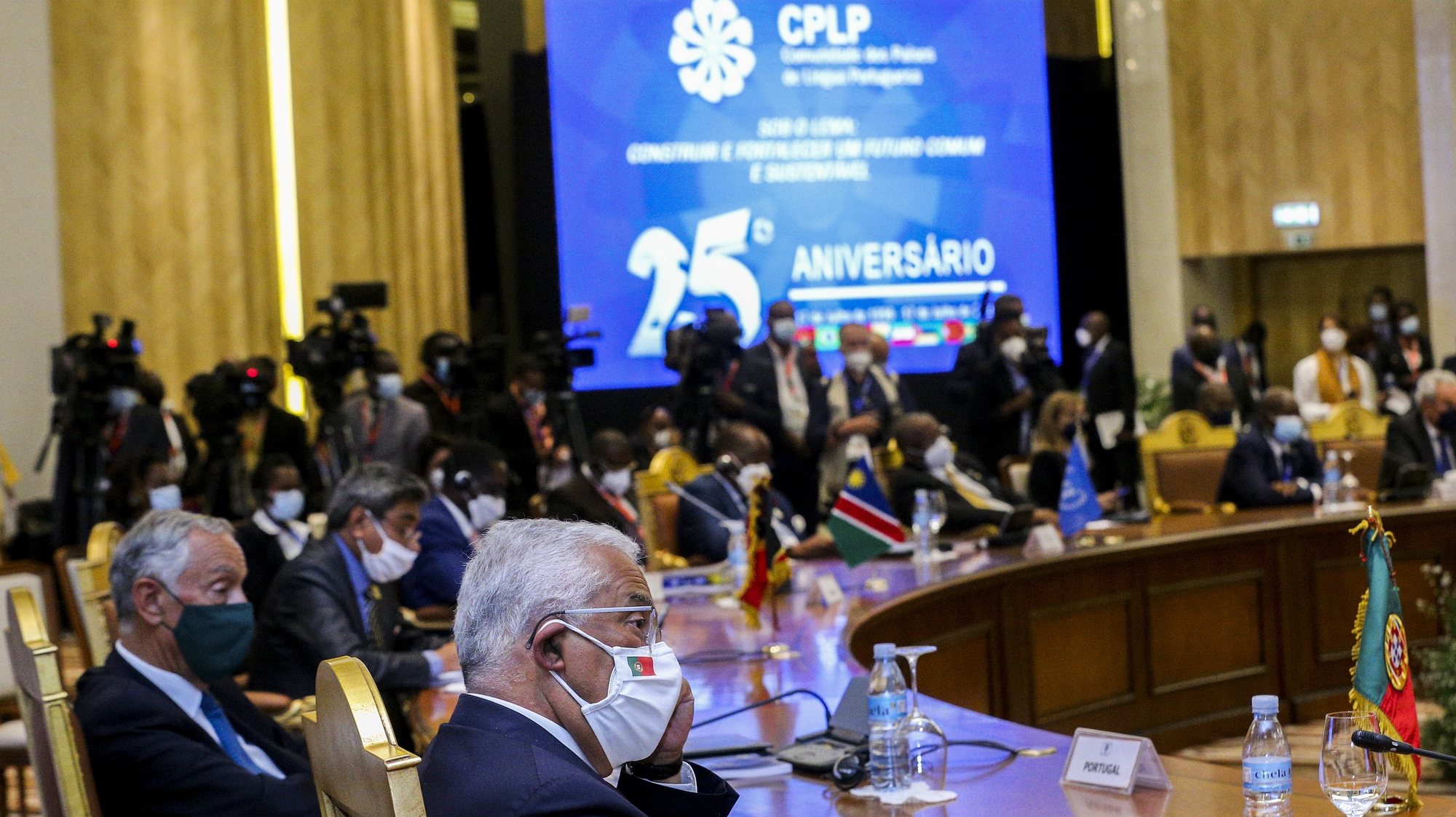 O primeiro-ministro de Portugal, António Costa (D), acompanhado pelo Presidente da República, Marcelo Rebelo de Sousa (E), participa na XIII Conferência de Chefes de Estado e de Governo da Comunidade dos Países de Língua Portuguesa (CPLP), em Luanda, Angola, 17 de julho de 2021. AMPE ROGÉRIO/LUSA