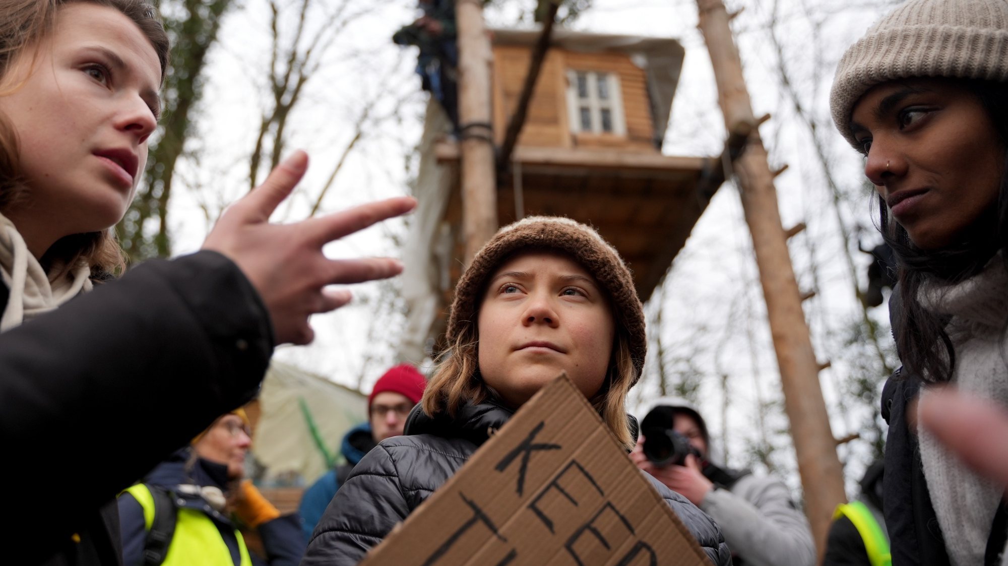 epa10403539 Environmental activists Luisa Neubauer (L), Greta Thunberg (C) and Lakshimi Thevasagayam(R) pictured at the village of Luetzerath, Germany, 13 January 2023. The village of Luetzerath in North Rhine-Westphalia state is to make way for lignite mining despite the decision to phase out coal. The Garzweiler open pit mine, operated by German energy supplier RWE, is at the focus of protests by people who want Germany to stop mining and burning coal as soon as possible in the fight against climate change.  EPA/FINN BECKER