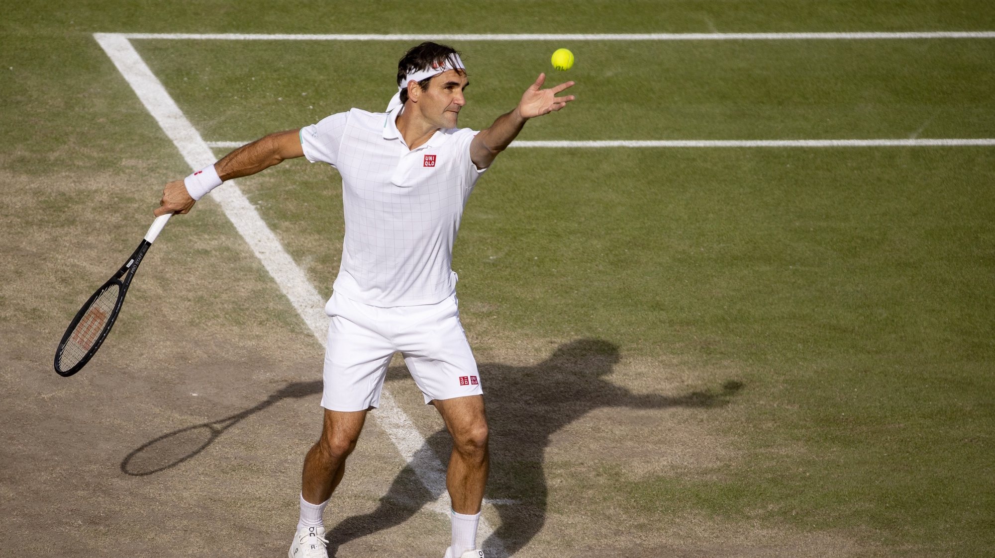 O tenista suíço Roger Federer contra o polaco Hubert Hurkacz nos quartos de final do torneiro de Wimbledon em 2021