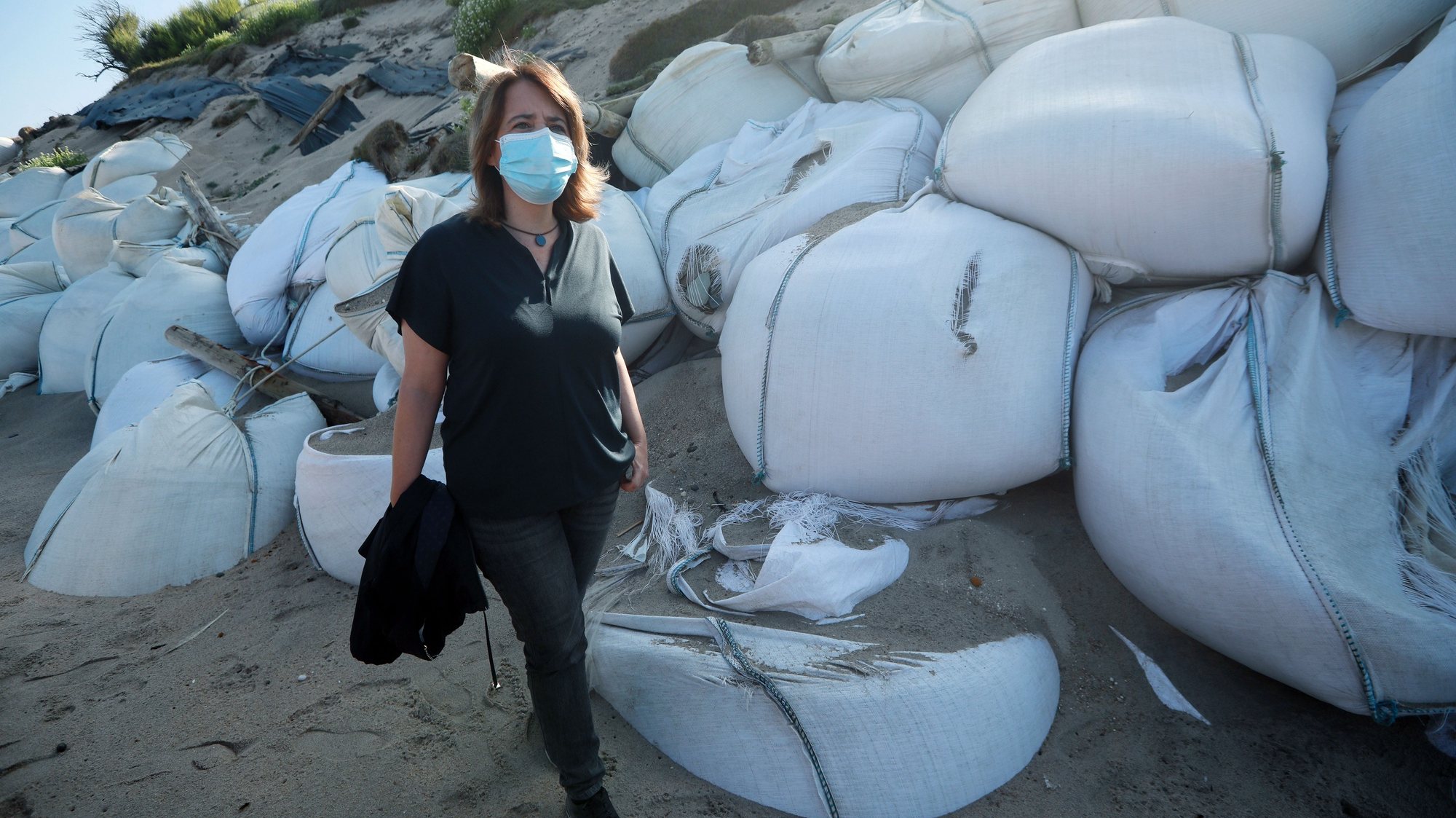 A coordenadora do Bloco de Esquerda (BE), Catarina Martins, visita a praia onde foram colocados sacos de areia para conter o avanço do mar mas que estão a causar problemas de resíduos no areal, com riscos para ambiente e biodiversidade, Póvoa de Varzim, 26 de julho de 2021. ESTELA SILVA/LUSA