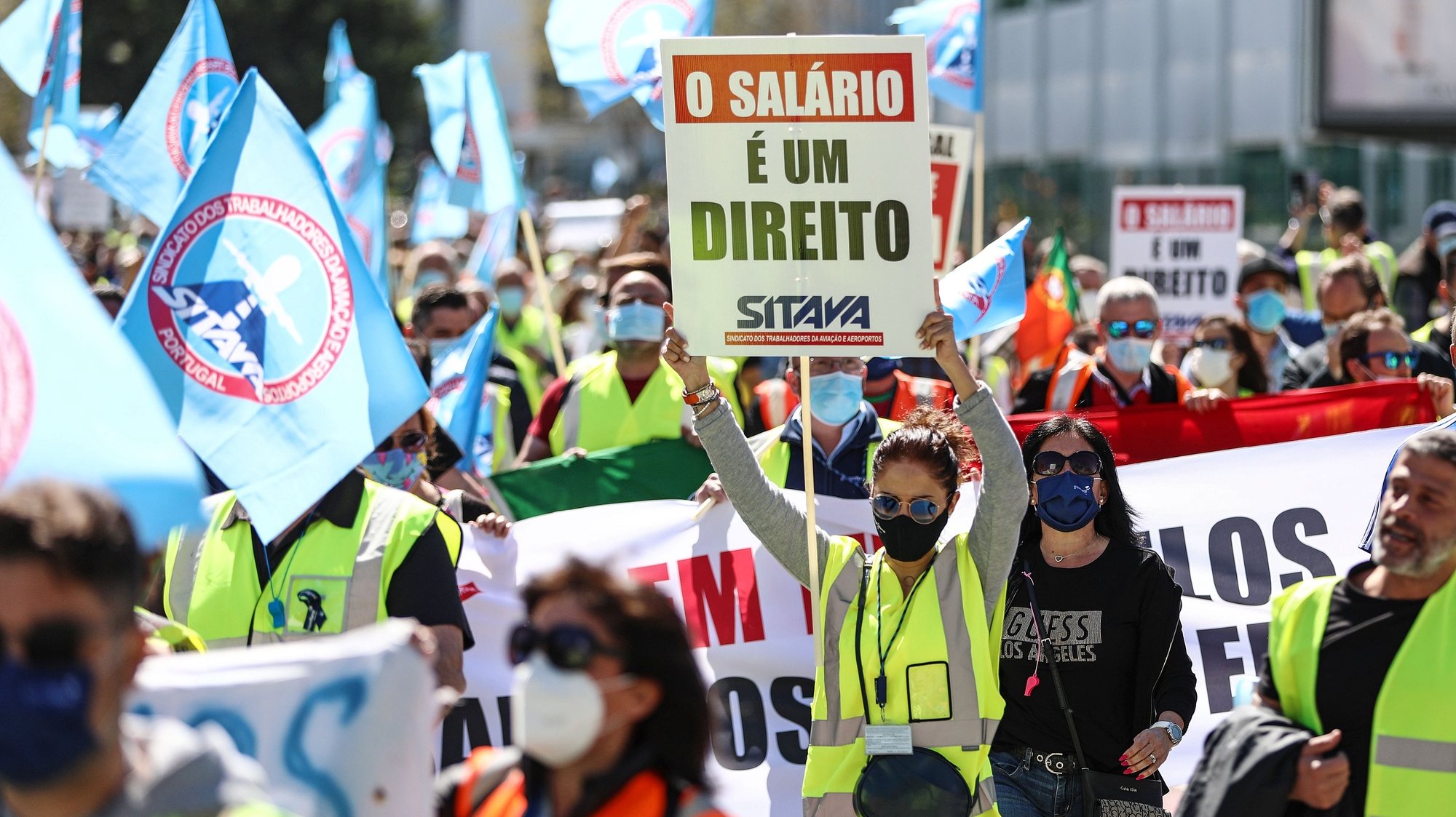 Trabalhadores da SPdH/Groundforce manifestam-se junto ao Aeroporto Humberto Delgado, em Lisboa, 18 de Março de 2021. O protesto convocado pela Comissão de Trabalhadores prende-se com o não pagamento de salários e os despedimentos anunciados. ANTÓNIO PEDRO SANTOS/LUSA