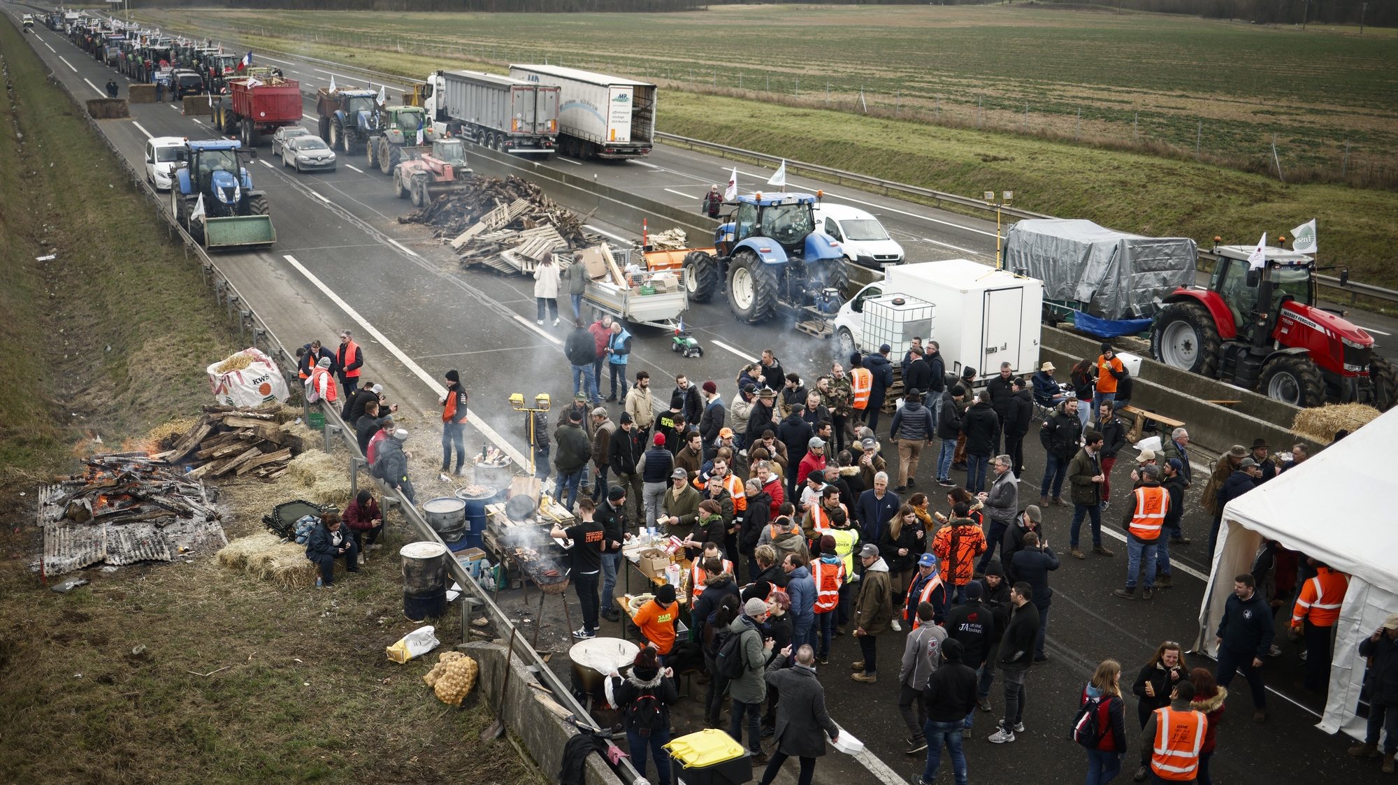 epa11114194 Dozens of tractors block part of the A4 motorway at Jossigny, east of Paris, France, 30 January 2024. French farmers continue their protests with road blockades and demonstrations in front of state buildings awaiting a response from the government to their request for &#039;immediate&#039; aid of several hundred million euros. On 23 January, the EU Agriculture and Fisheries Council highlighted the importance of providing the conditions necessary to enable EU farmers to ensure food security sustainably and profitably, as well as ensuring a fair income for farmers.  EPA/YOAN VALAT