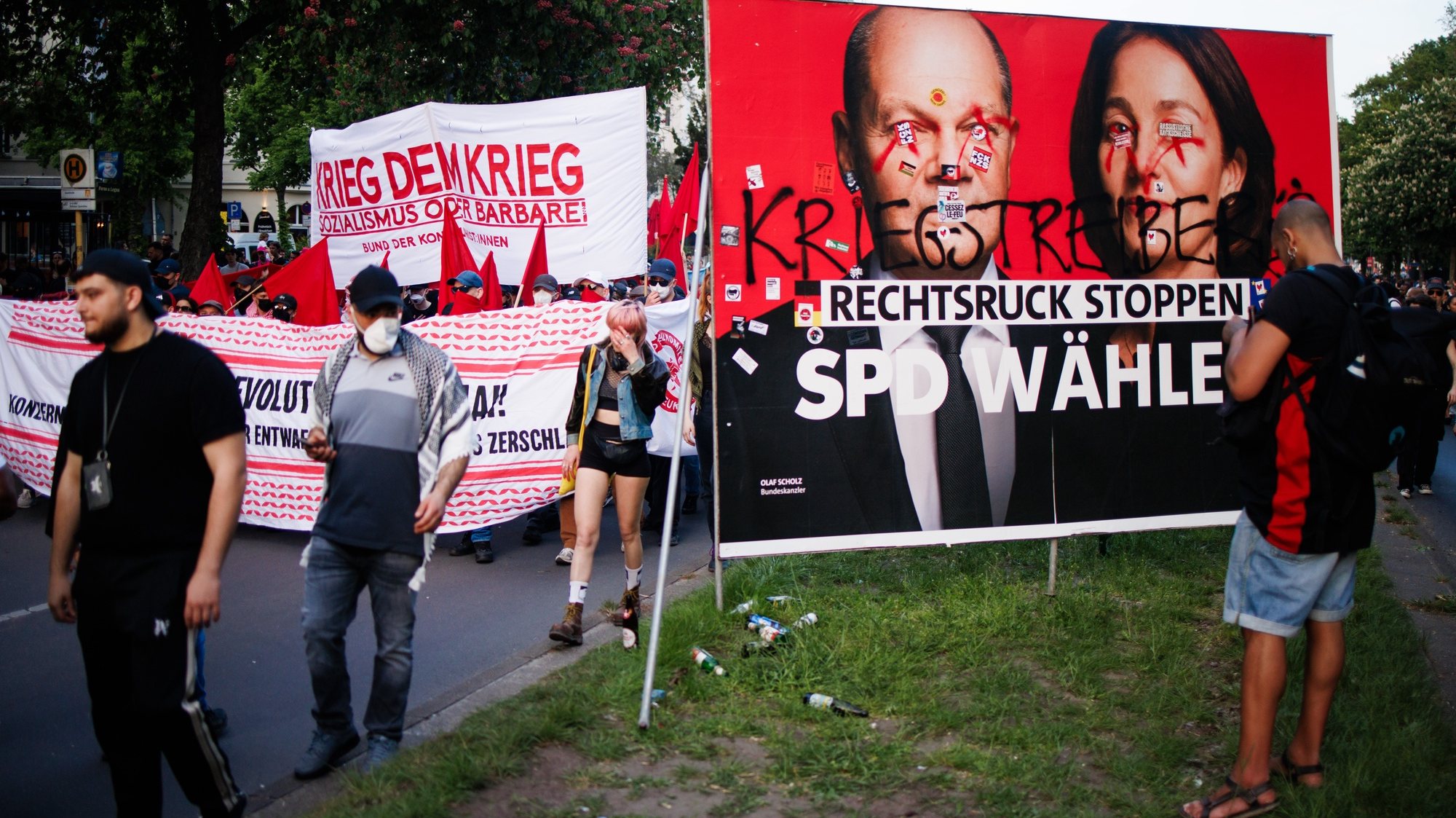 epa11313376 Protesters with a banner reading &#039;War to the war&#039; pass by a Social Democrats campaign poster showing German Chancellor Olaf Scholz and Vice-President of the European Parliament and designated top candidate for the European election Katarina Barley (R), modified with a graffiti reading &#039;Warmongers&#039; during the Revolutionary May Day Demonstration in Berlin, Germany, 01 May 2024. The traditional Revolutionary May Day Demonstration takes place in the districts of Kreuzberg and Neukoelln in 2024. Labor Day, or May Day, is observed all over the world on the first day of May to celebrate the economic and social achievements of workers and advocate for their rights.  EPA/CLEMENS BILAN