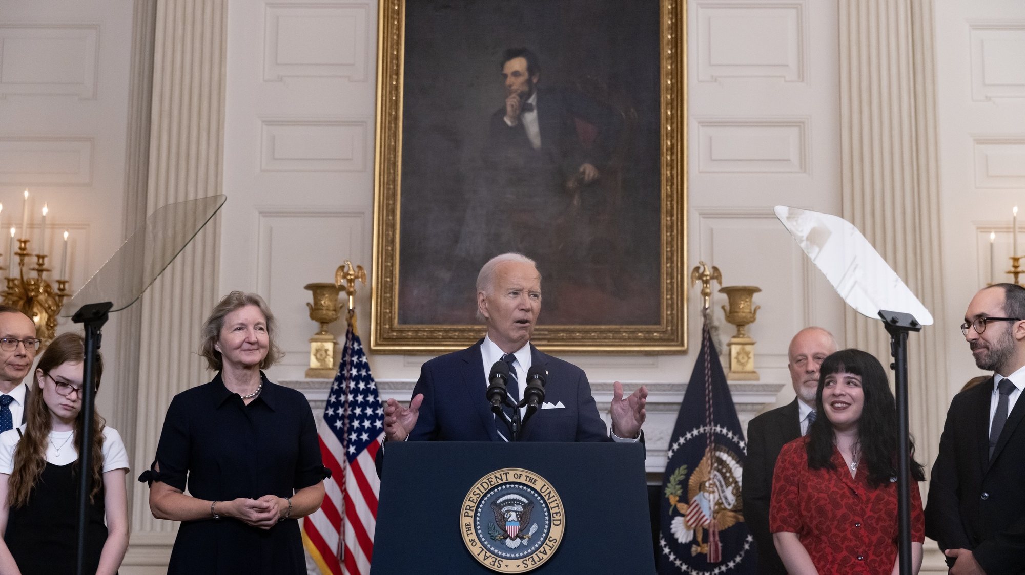 epa11516398 US President Joe Biden (C) speaks on a prisoner swap with Russia, beside family members of freed prisoners, in the State Dining Room of the White House in Washington, DC, USA, 01 August 2024. Russian American journalist Alsu Kurmasheva, the Wall Street Journal reporter Evan Gershkovich, former US Marine Paul Whelan and political dissident Vladimir Kara-Murza are being released as part of a deal with Russia in exchange for a Russian assassin convicted of murder in Germany and others imprisoned in the US and other countries. The exchange includes at least two dozen people, which is the biggest prisoner swap with the West since the Cold War. In this picture (L-R): the family of Alsu Kurmasheva - husband Pavel Butorin, daughter Miriam Butorin, sister of Paul Whelan - Elizabeth Whelan, family of Evan Gershkovich - father Mikhail Gershkovich, sister Danielle Gershkovich and here husband Anthony Huczek.  EPA/MICHAEL REYNOLDS