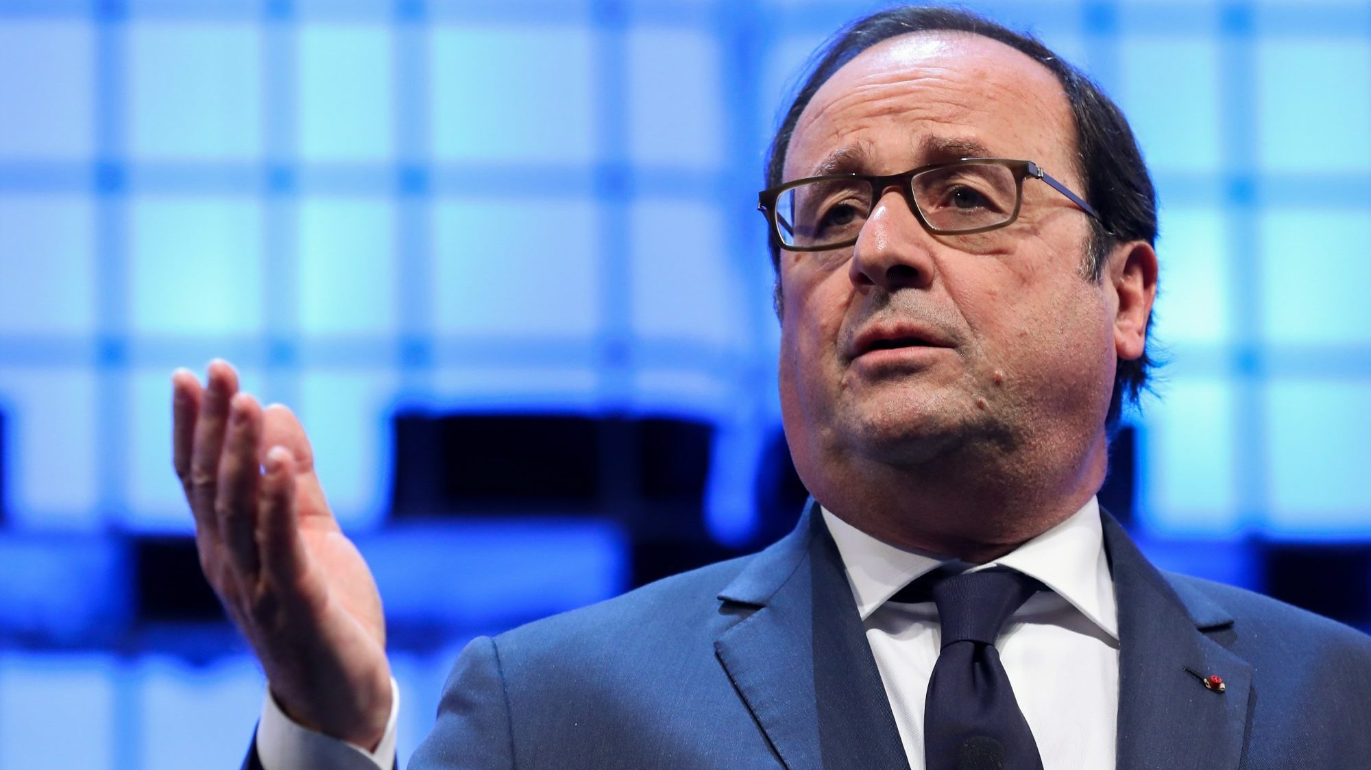 Ao Le Parisien, Hollande defendeu que a solução política em França virá de um movimento de esquerda e que quem o liderar deverá devolver a esperança