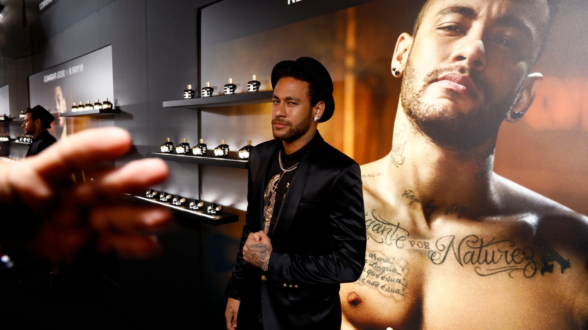 Neymar, aqui numa ação publicitária, aproveitou lesão e paragem na Ligue 1 para viajar até ao Brasil
