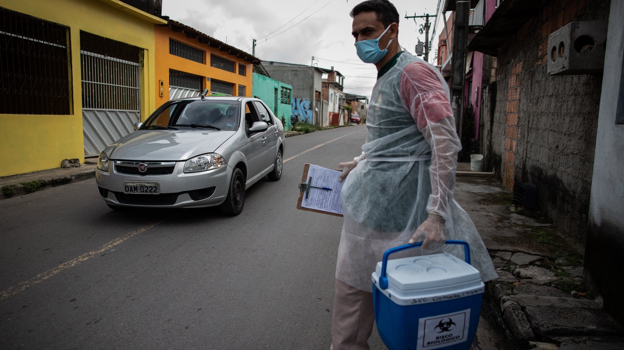 epa08942471 A professional from the Center for Issuing Death Certificates (CEDO) of the Municipal Health Secretariat goes to a residence to take the covid-19 test of a man who died at home, in Manaus, Amazonas, Brazil, 15 January 2021 (issued 16 January 2021). More than a thousand people have been buried during the last week in Manaus, the city of the Brazilian Amazon collapsed by the pandemic, where the number of dead in homes begins to grow, as families queue to get a certificate that allows them to be buried. To help cope with the situation, a team of obituary and pathology technicians visit the homes where deaths from covid symptoms have been registered to expedite the death certificate.  EPA/RAPHAEL ALVES