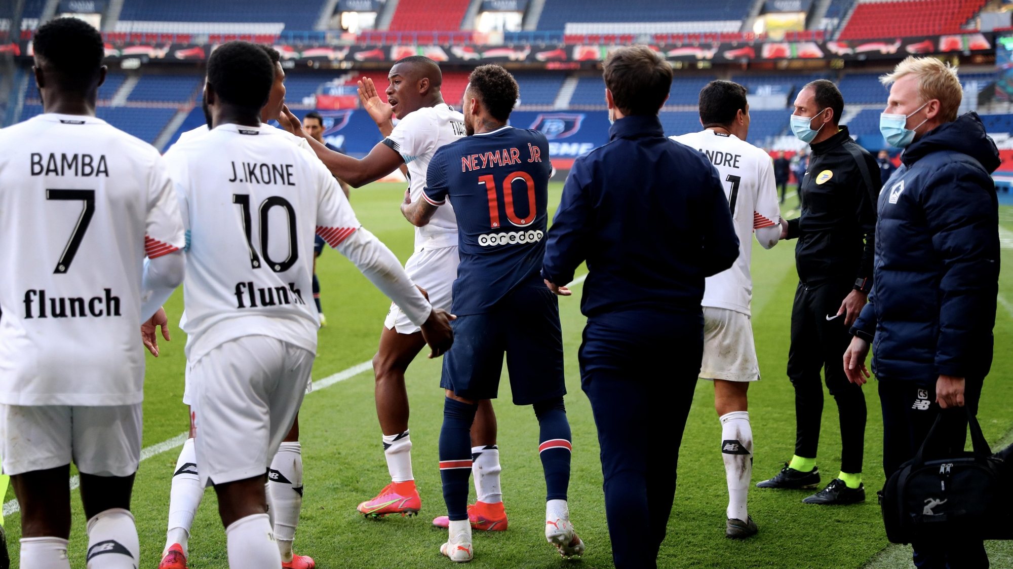 Neymar abraçou Tiago Djaló quando o central protestava pela expulsão mas troca de palavras foi aumentando entre os jogadores até ao túnel
