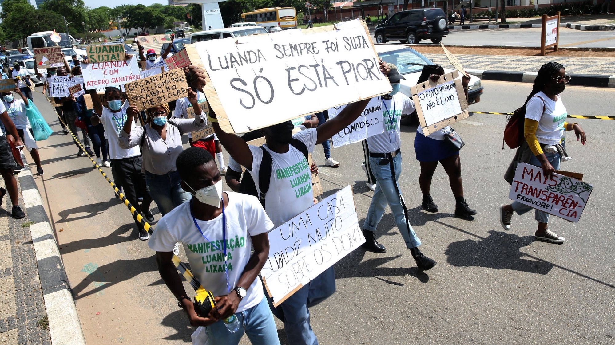 Um grupo de jovens independentes e promotores da  manifestação &quot;Luanda Lixada&quot;, em protesto contra a má gestão do lixo na capital e em prol da consciência ambiental dos cidadãos, em Luanda, 01 de maio de 2021. AMPE ROGÉRIO/LUSA