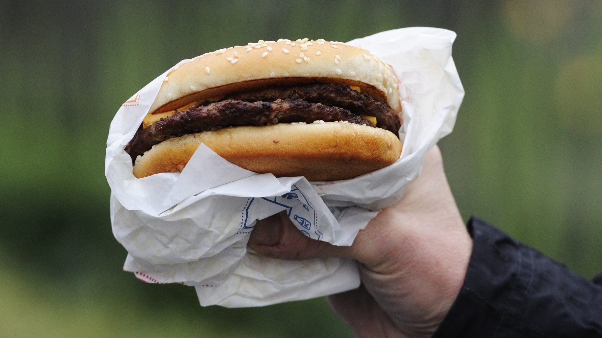 epa03564071 A classic beef burger from the fast food chain Burger King is pictured in London, Britain, 01 February 2013. Burger King has apologized to its customers after discovering horse DNA in beefburgers from its supplier in Ireland.  EPA/FACUNDO ARRIZABALAGA