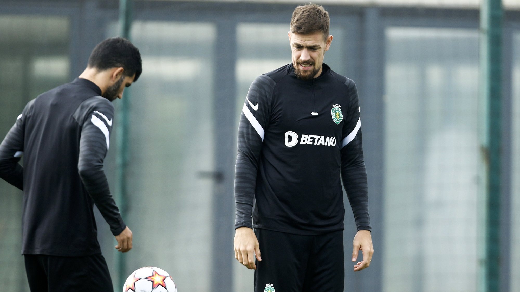 epa09559030 Sporting players Luis Neto (L) and Sebastian Coates (R) perform during their team&#039;s training session at Alcochete Academy in Alcochete, Portugal, 02 November 2021. Sporting Lisbon will face Besiktas Istanbul in their UEFA Champions League group C soccer match on 03 November 2021.  EPA/RUI MINDERICO