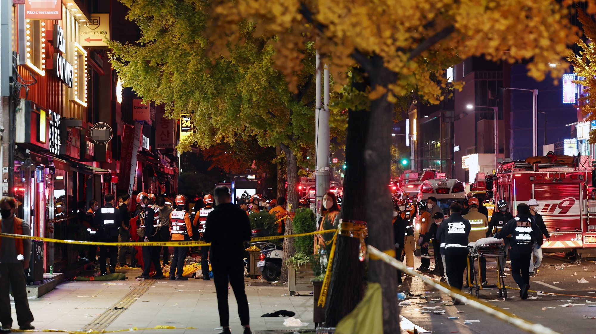 epa10273513 A police line surrounds a street in Seoul&#039;s Itaewon district after about 50 people fell into cardiac arrest in a stampede during Halloween parties in Seoul, South KOrea, 29 October 2022.  EPA/YONHAP SOUTH KOREA OUT