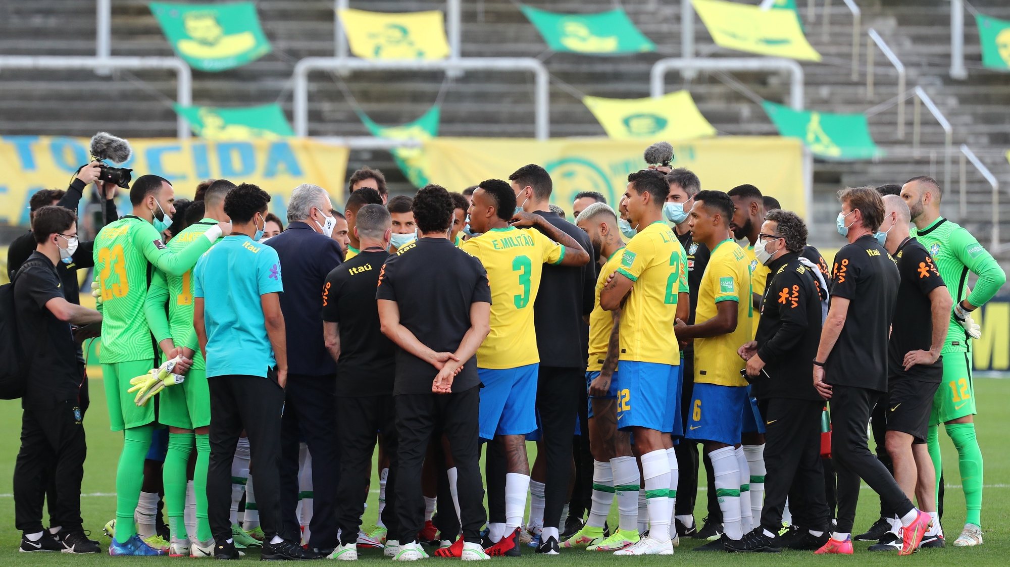 epa09450375 Brazil&#039;s coach Tite (5-L) speaks with his players after Brazilian health officials stopped a match against Argentina for the South American soccer qualifiers to the Qatar 2022 World Cup, at the Arena Sao Paulo Stadium, in Sao Paulo, Brazil, 05 September 2021. The National Health Surveillance Agency (Anvisa, regulator) of Brazil interrupted the match between Brazil and Argentina due to an alleged irregularity in the immigration of four visiting players, in a controversial decision that led to the withdrawal of the teams and the referees.  EPA/Sebastiao Moreira