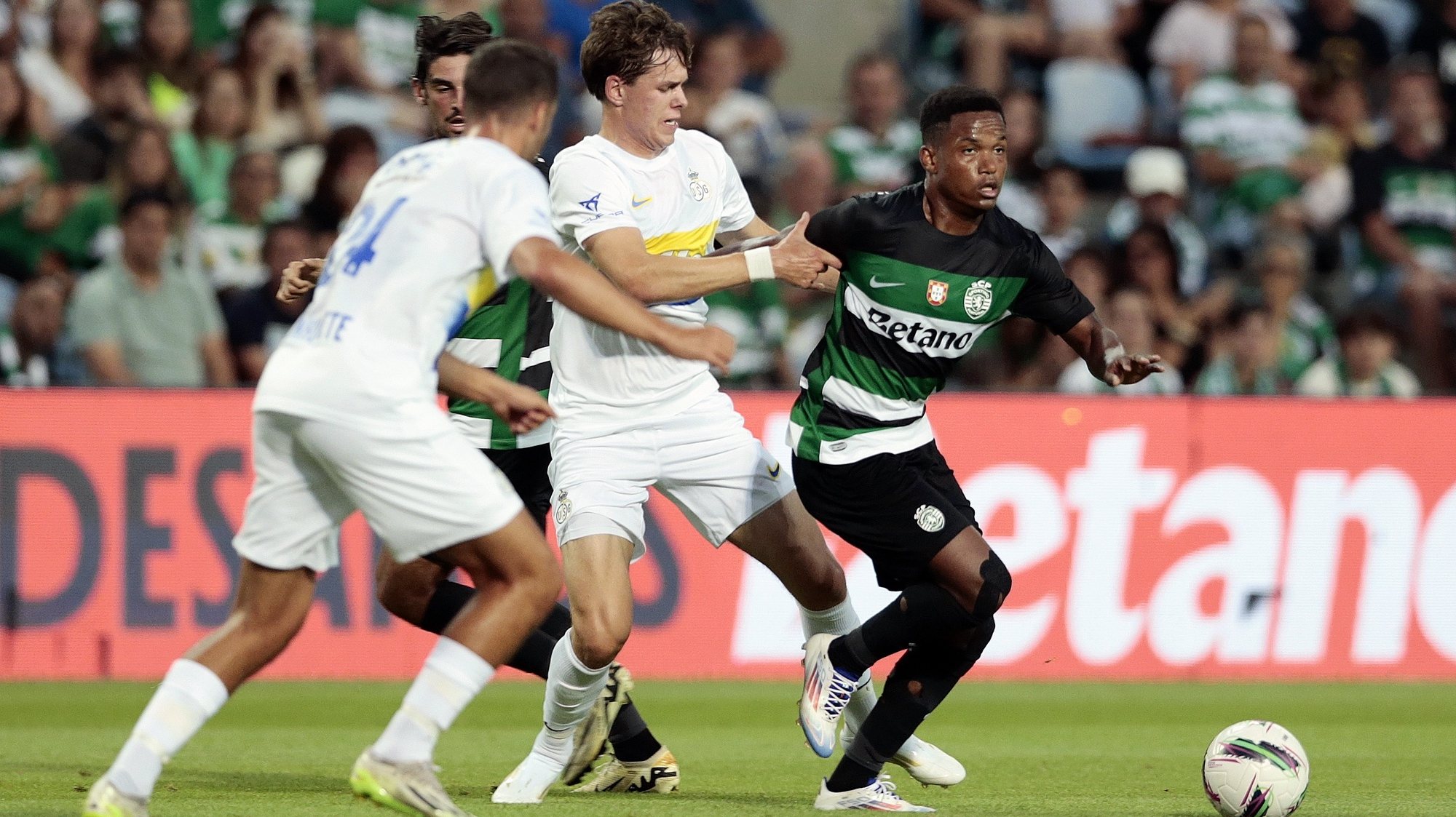 Sporting`s Geny Catamo (R) fights for the ball with Union Saint-Gilloise`s Terho during a match to prepare for the Portuguese First League soccer held at Algarve stadium in Loule, Portugal, 17 July 2024. LUIS BRANCA/LUSA