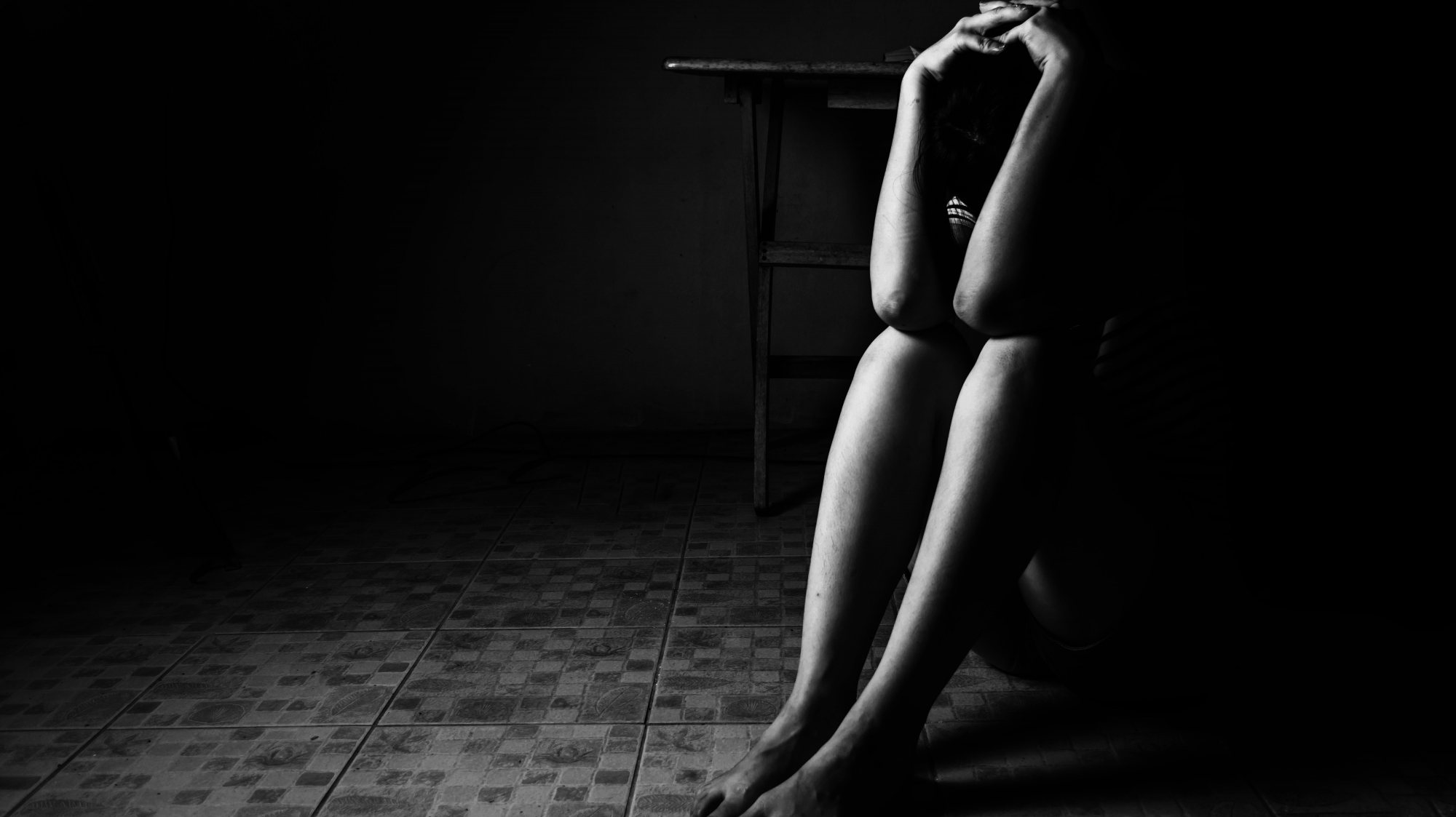 Violação. Mulher sozinha em desespero