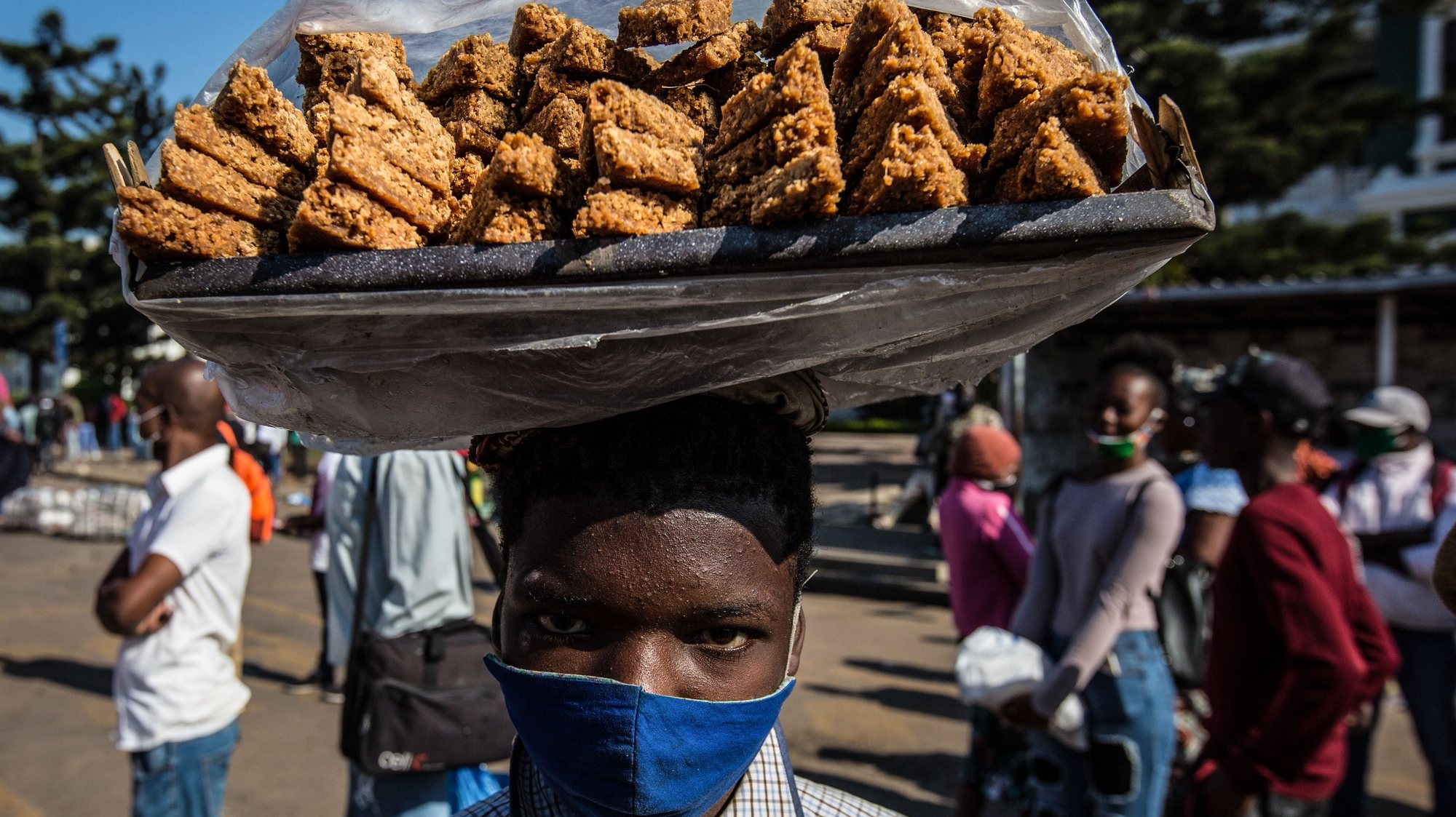 O mundo recomenda distanciamento devido à covid-19, mas os vendedores de rua em Moçambique desafiam a doença, vão ao encontro de quem passa e juntam-se em mercados informais, para fugir à fome, Maputo 27 julho 2020.(ACOMPANHA TEXTO DE 22 DE AGOSTO DE 2020). RICARDO FRANCO/LUSA
