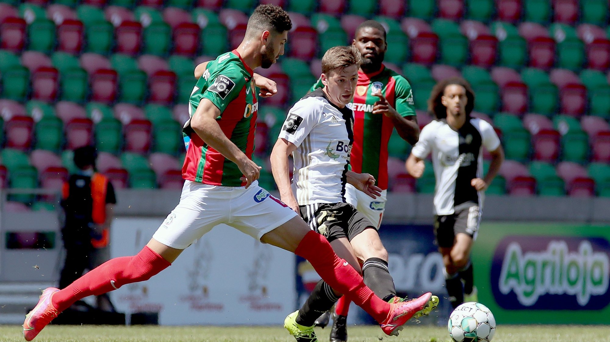 O jogador do Marítimo, Leo Andradre (E), disputa a bola com o jogador do Farense, Gauld (D), durante o jogo da Primeira Liga de futebol realizado no Estádio do Marítimo, no Funchal, 10 de abril de 2021, HOMEM DE GOUVEIA/LUSA