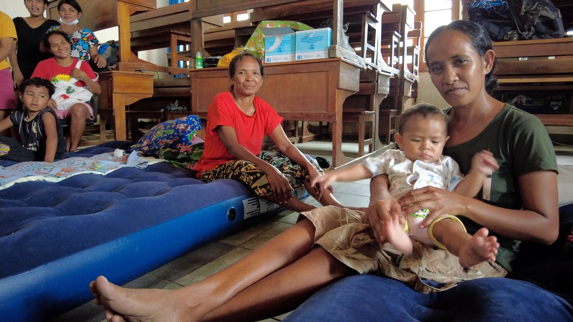 Famílias abrigam-se no Liceu Dr. Francisco Machado, em Díli, que não é usado há décadas como escola, mas desde domingo que está novamente cheio de crianças, obrigadas a fugir com as famílias às inundações que devastaram a capital timorense, Dili, Timor-Leste, 6 de abril de 2021. ANTÓNIO SAMPAIO/LUSA