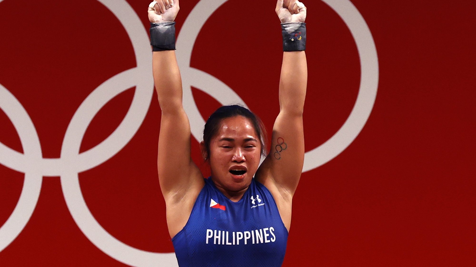 epa09367684 Hidilyn Diaz of the Philippines reacts in the Women&#039;s 55kg Snatch during the Weightlifting events of the Tokyo 2020 Olympic Games at the Tokyo International Forum in Tokyo, Japan, 26 July 2021.  EPA/JEON HEON-KYUN