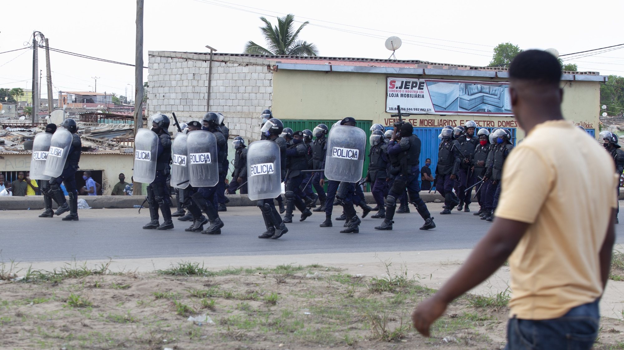 Clashes between group of young activists and police during an attempted demonstration to demand better living conditions and that a date be set for the first local elections during the celebrations of 45 years of the country&#039;s independence, in Luanda, Angola, 11 November 2020. The government of the province of Luanda prohibited the holding of this demonstration, citing several reasons, one of which is non-compliance with the Presidential Decree on the state of public calamity, which prevents gatherings of more than five people in the streets, as a measure to prevent and combat the spread of Covid-19. LUSA