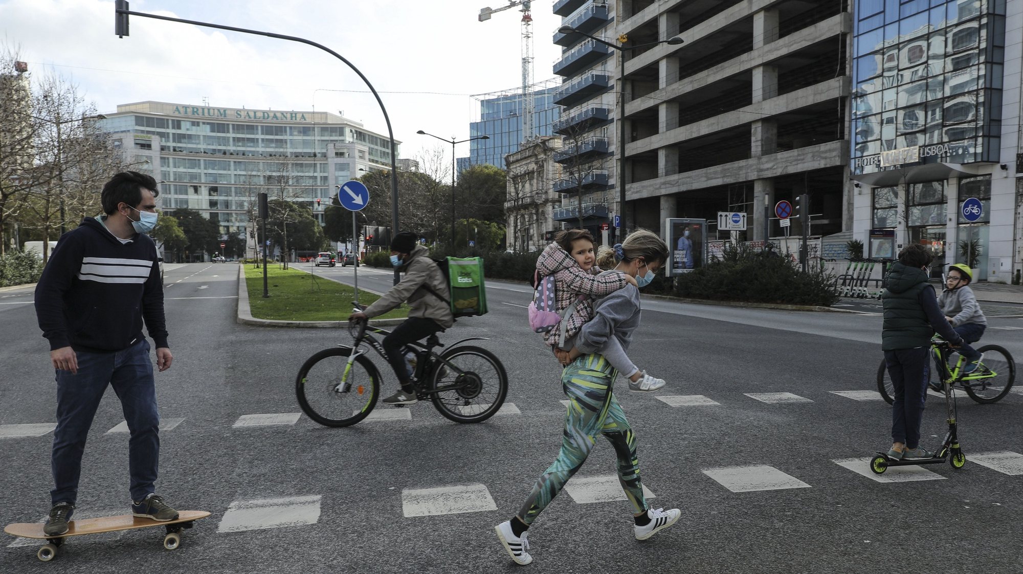 Pessoas passeiam de bicicleta, trotinete a pé e de skate junto ao Saldanha em Lisboa, durante período com medidas de restrição impostas pelo novo confinamento, na sequência da pandemia de Covid-19, 30 de janeiro de 2021. MIGUEL A. LOPES/LUSA