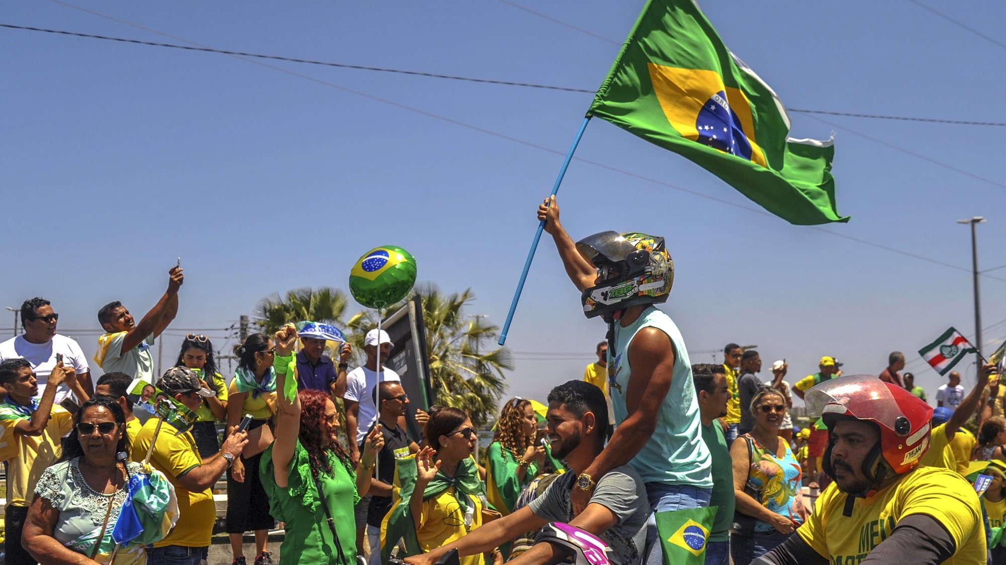 epaselect epa10209791 Supporters of the President of Brazil Jair Bolsonaro participate in a campaign rally ahead of the 02 October general elections, in Juazeiro, Brazil, 27 September 2022.  EPA/Felipe Iruata