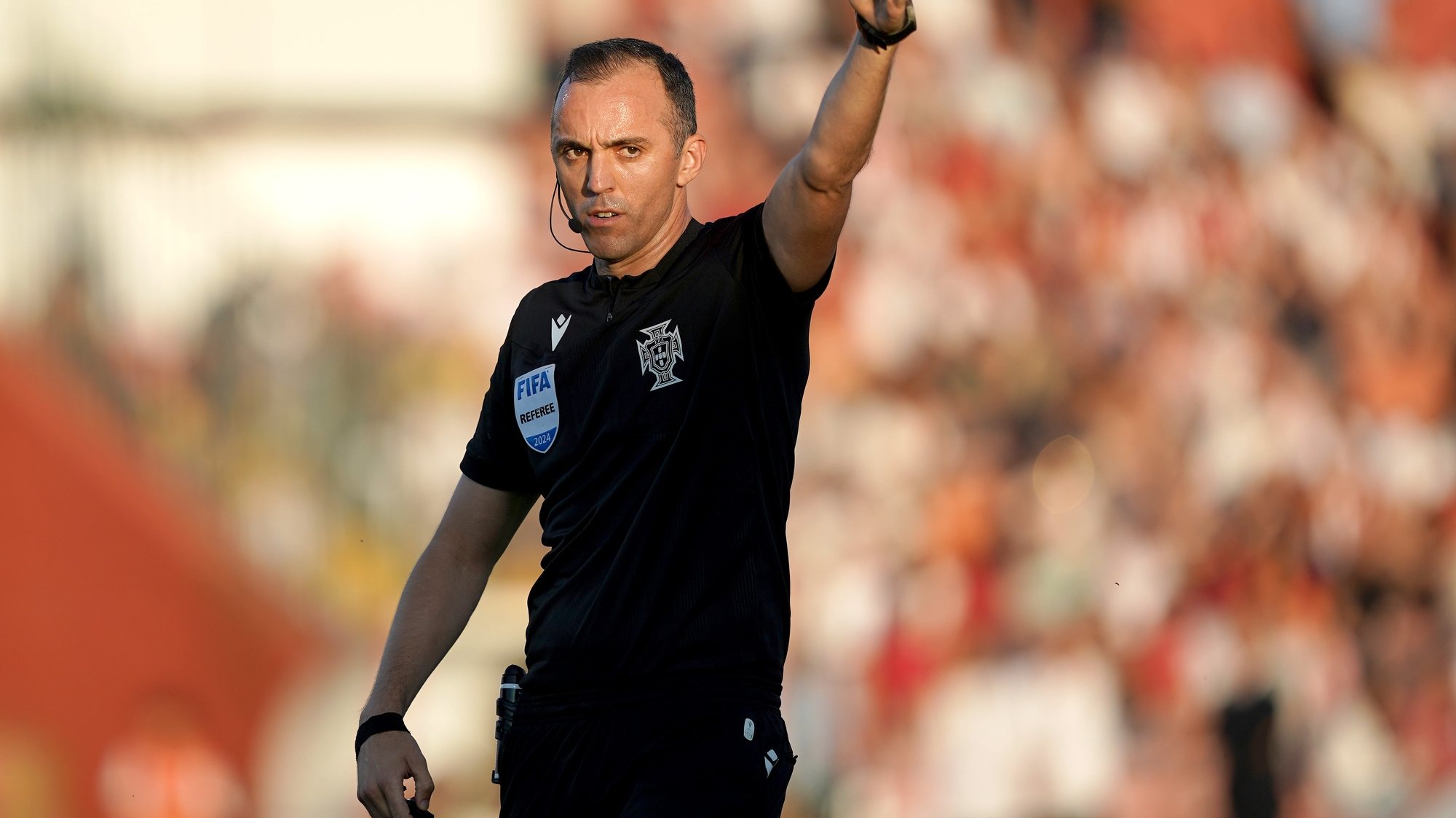 O árbitro João Pinheiro durante o jogo AVS vs Portimonense a contar para o playoff de subida à I Liga de Futebol realizado no Estádio do Clube Desportivo das Aves, Vila das Aves, 2 de junho de 2024. HUGO DELGADO/LUSA