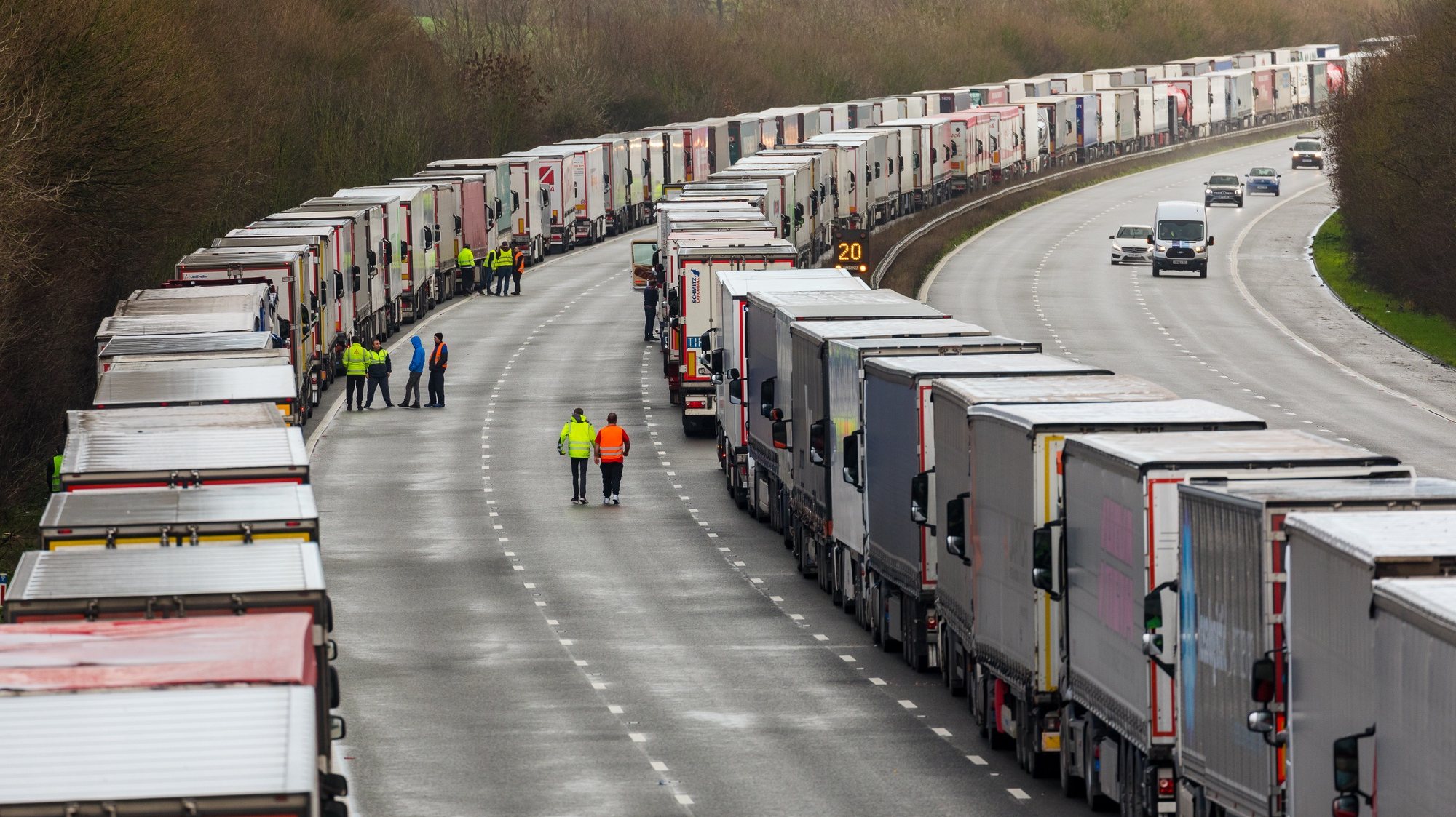 epa08901082 Queues of stationary lorries on the M20 motorway between Ashford and Folkestone in Kent, Britain, 23 December 2020. France closed its border with the UK for 48 hours over concerns about the new coronavirus variant. Lorry drivers must now obtain negative coronavirus tests before they will be allowed to cross by sea and the Port of Dover remains closed to outbound traffic on the morning of 23 December 2020.  EPA/VICKIE FLORES