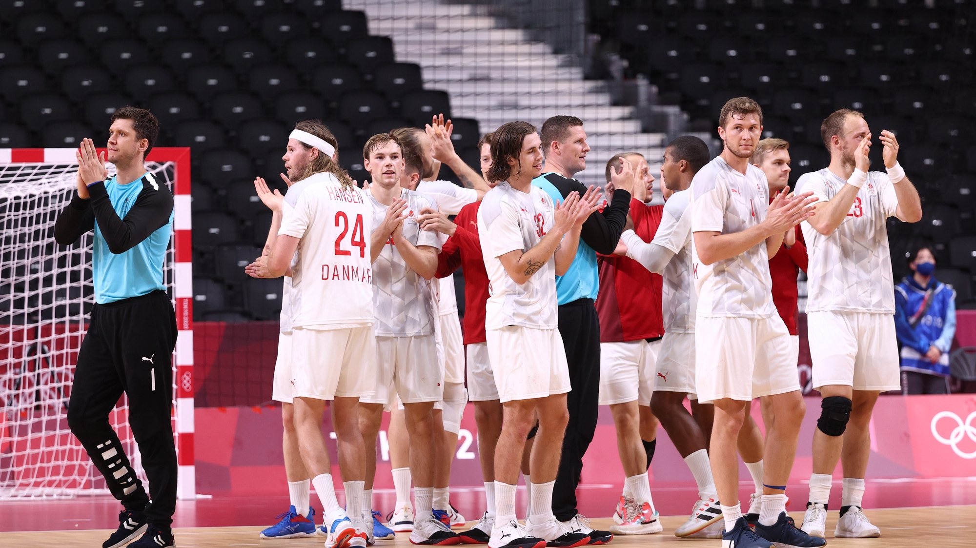 epa09379818 Players of Denmark celebrate after the Men&#039;s Handball preliminary round match between Portugal and Denmark at the Tokyo 2020 Olympic Games at the Yoyogi National Gymnasium arena in Tokyo, Japan, 30 July 2021.  EPA/WU HONG