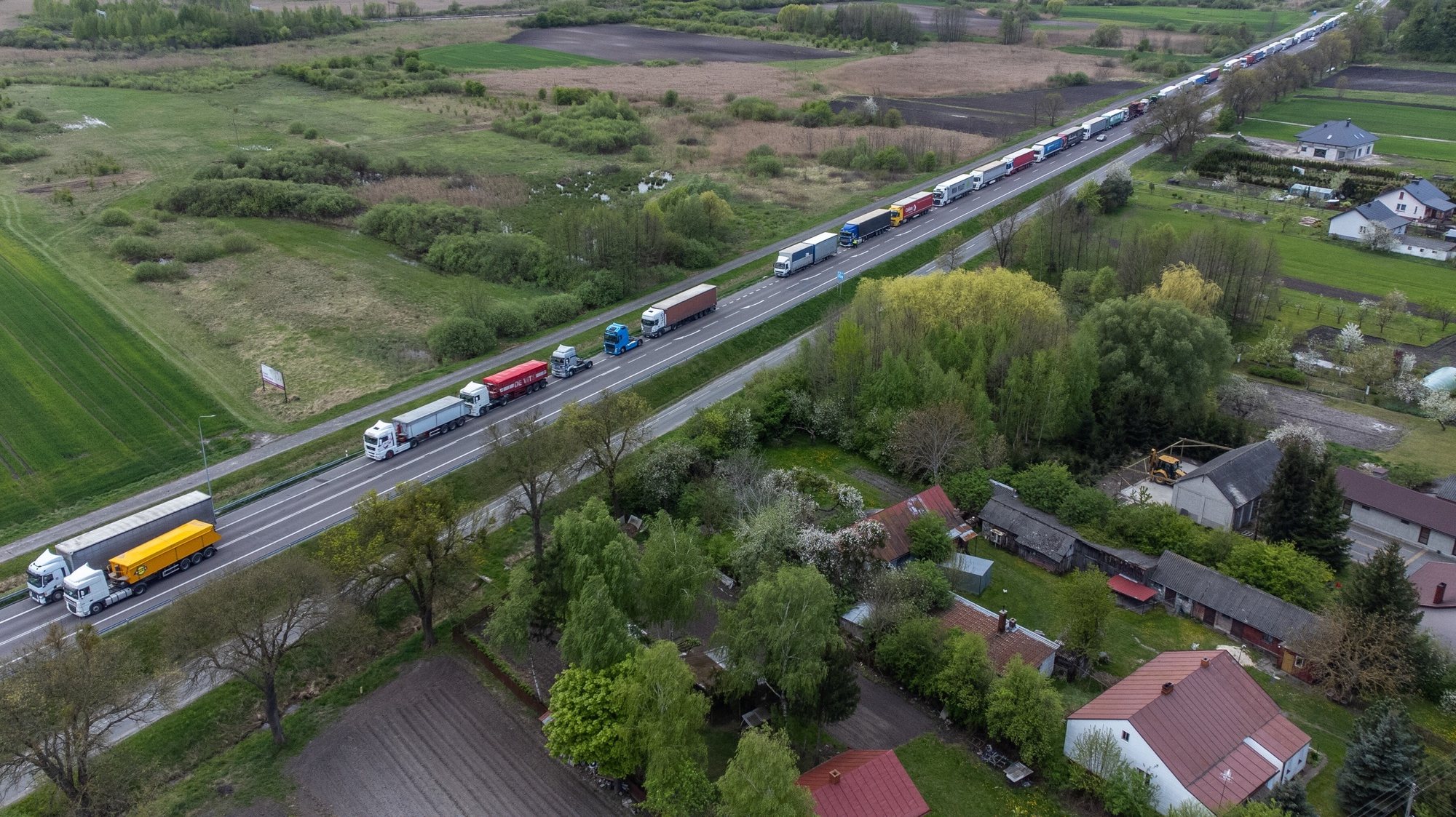 epa11288424 A picture taken with a drone of a queue of trucks at the Dorohusk-Jagodzin crossing near the border to Ukraine after the farmers protested in Dorohusk, Poland, 19 April 2024. Polish farmers have been protesting for several weeks along with farmers from other European countries against EU farm imports and the European Green Deal.  EPA/Wojtek Jargilo POLAND OUT