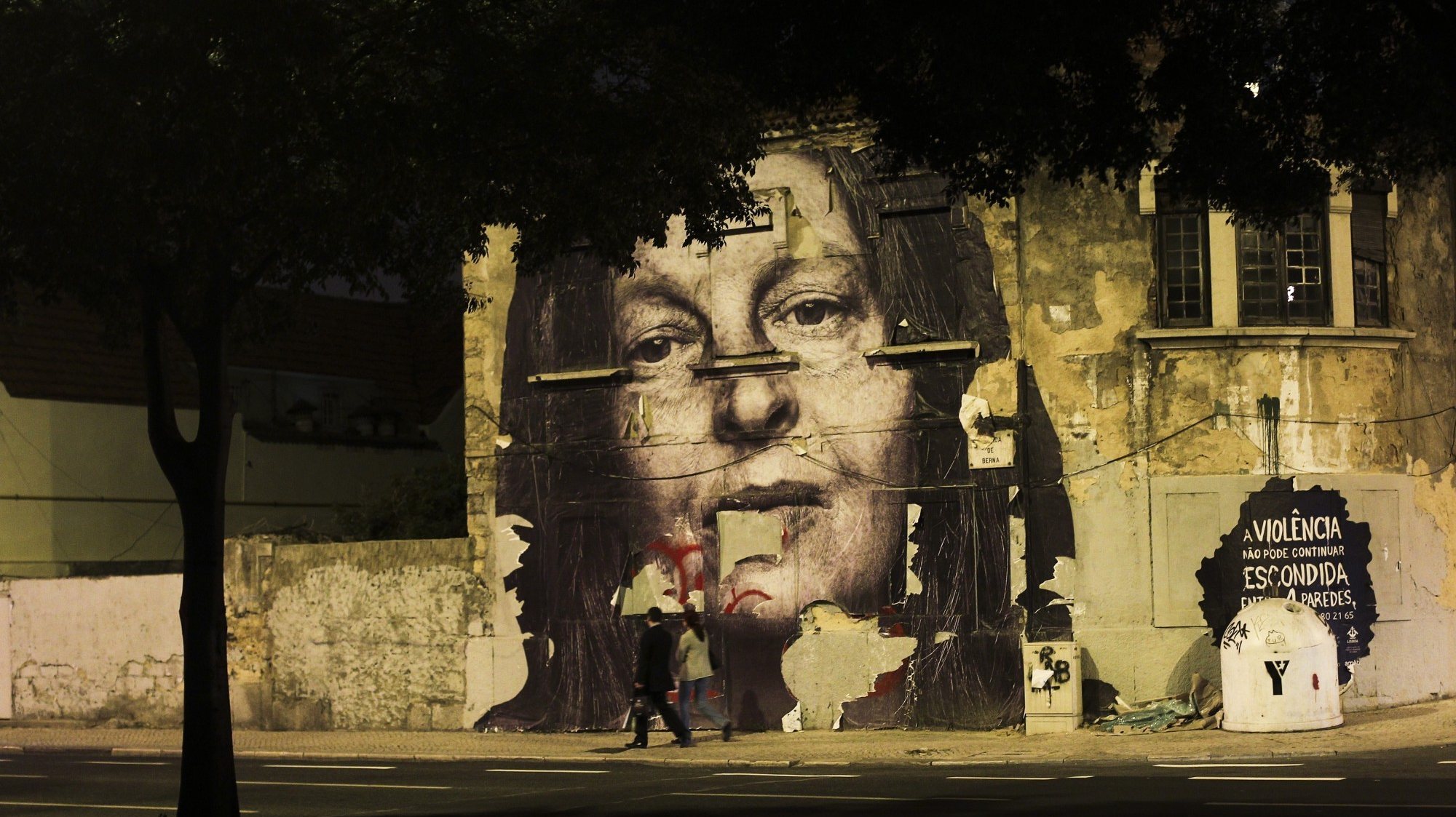 Mural de uma campanha contra a violência doméstica na Avenida de Berna em Lisboa