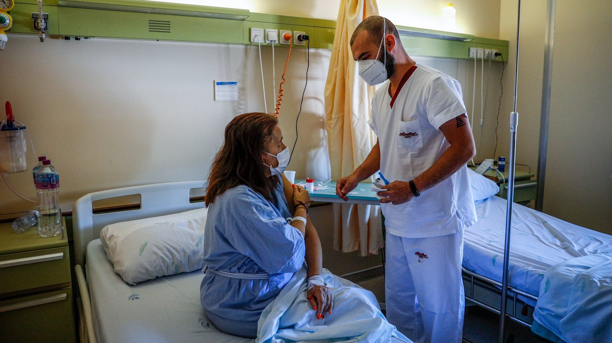 Uma doente internada no hospital Amadora/Sintra, é vacinada contra a covid-19, Amadora, 24 de junho de 2021. ANTÓNIO COTRIM/LUSA