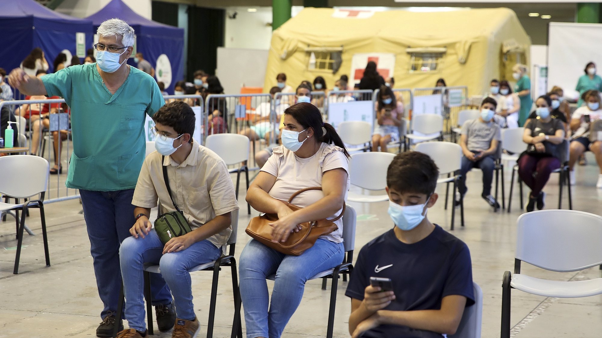 Centenas de adolescentes residentes na Madeira afluíram hoje ao Centro de Vacinação do Funchal para serem vacinados contra a covid-19, sendo esta a primeira região começar a inocular a partir dos 12 anos. Funchal, Ilha da Madeira, 31 de julho de 2021. HOMEM DE GOUVEIA/LUSA