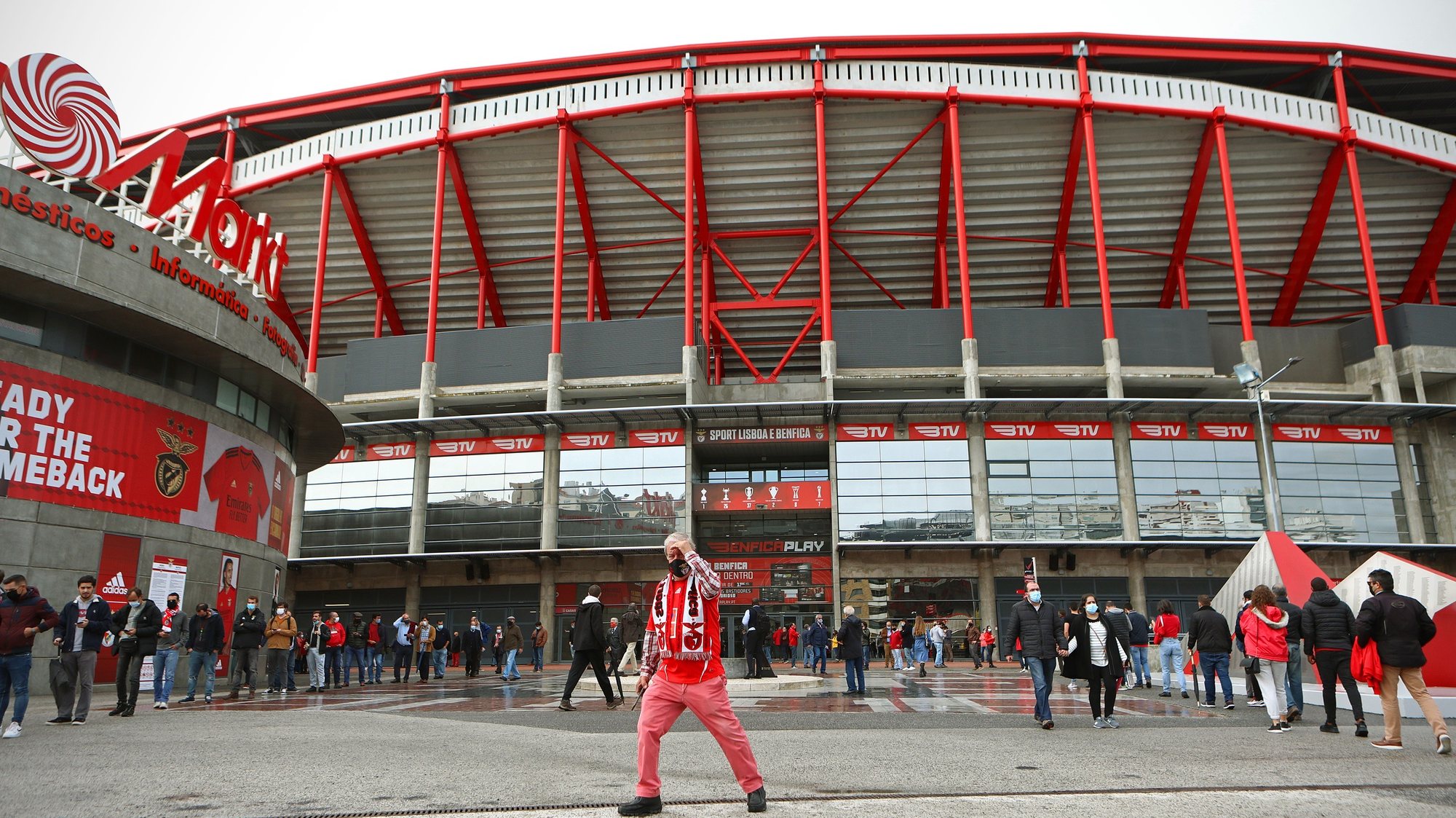 Sócios do Sport Lisboa e Benfica aguardam em fila a sua vez para exercerem o seu direito de voto para as eleições do clube, no Estádio da Luz, em Lisboa, 28 de outubro de 2020. ANTÓNIO PEDRO SANTOS/LUSA