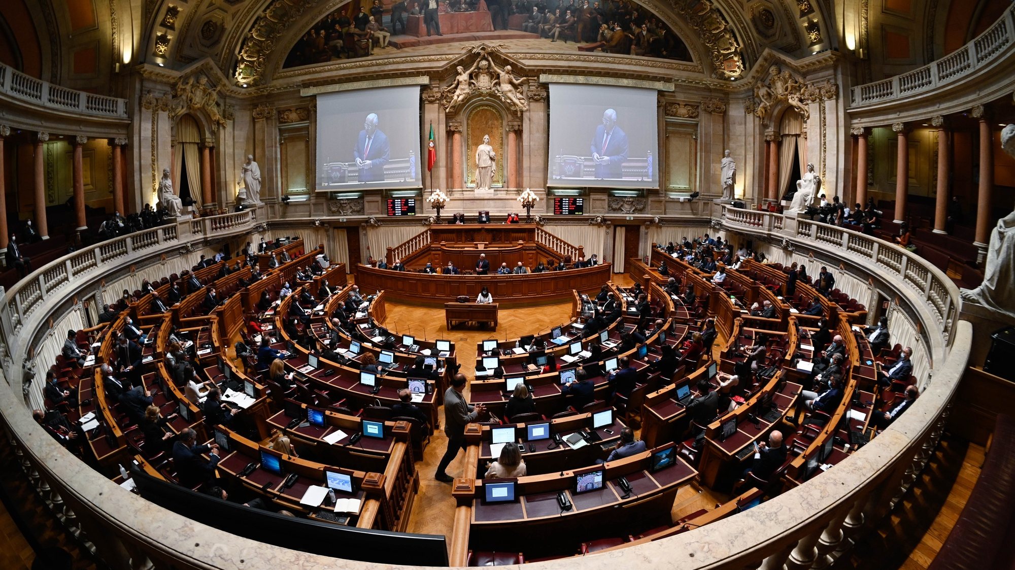 O primeiro-ministro, António Costa, intervém durante o debate parlamentar de discussão na generalidade do Orçamento do Estado para 2021 (OE2021), na Assembleia da República, em Lisboa, 27 de outubro de 2020. ANTÓNIO COTRIM/LUSA