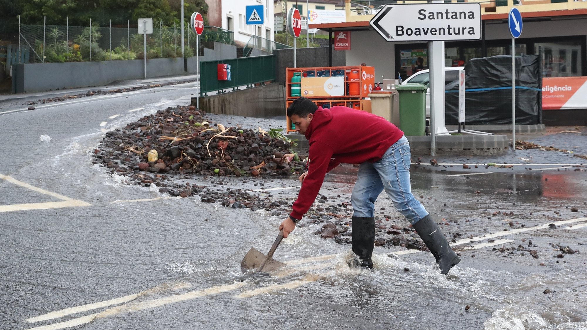 O temporal que se abateu no dia de Natal na costa norte da Madeira provocou diversos estragos, nomeadamente ao nivel da rede viaria em Boaventura e Ponta Delgada, em São Vicente, 26 de dezembro de 2020, HOMEM DE GOUVEIA/LUSA
