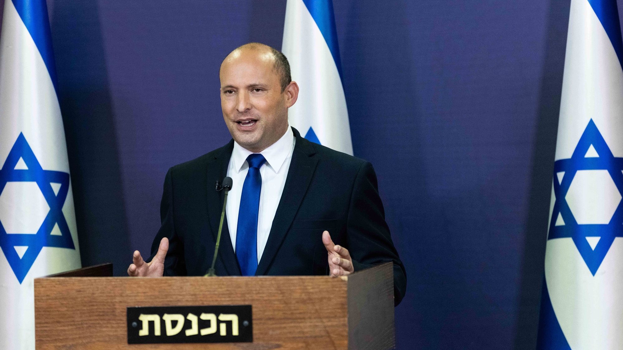 epa09237728 Leader of the Yemina party, Naftali Bennett, delivers a political statement in the Knesset (the Israeli Parliament), in Jerusalem, Israel, 30 May 2021. Naftali Bennett announced he will form a government with Yair Lapid to oust Prime Minister Benjamin Netanyahu.  EPA/YONATAN SINDEL / POOL