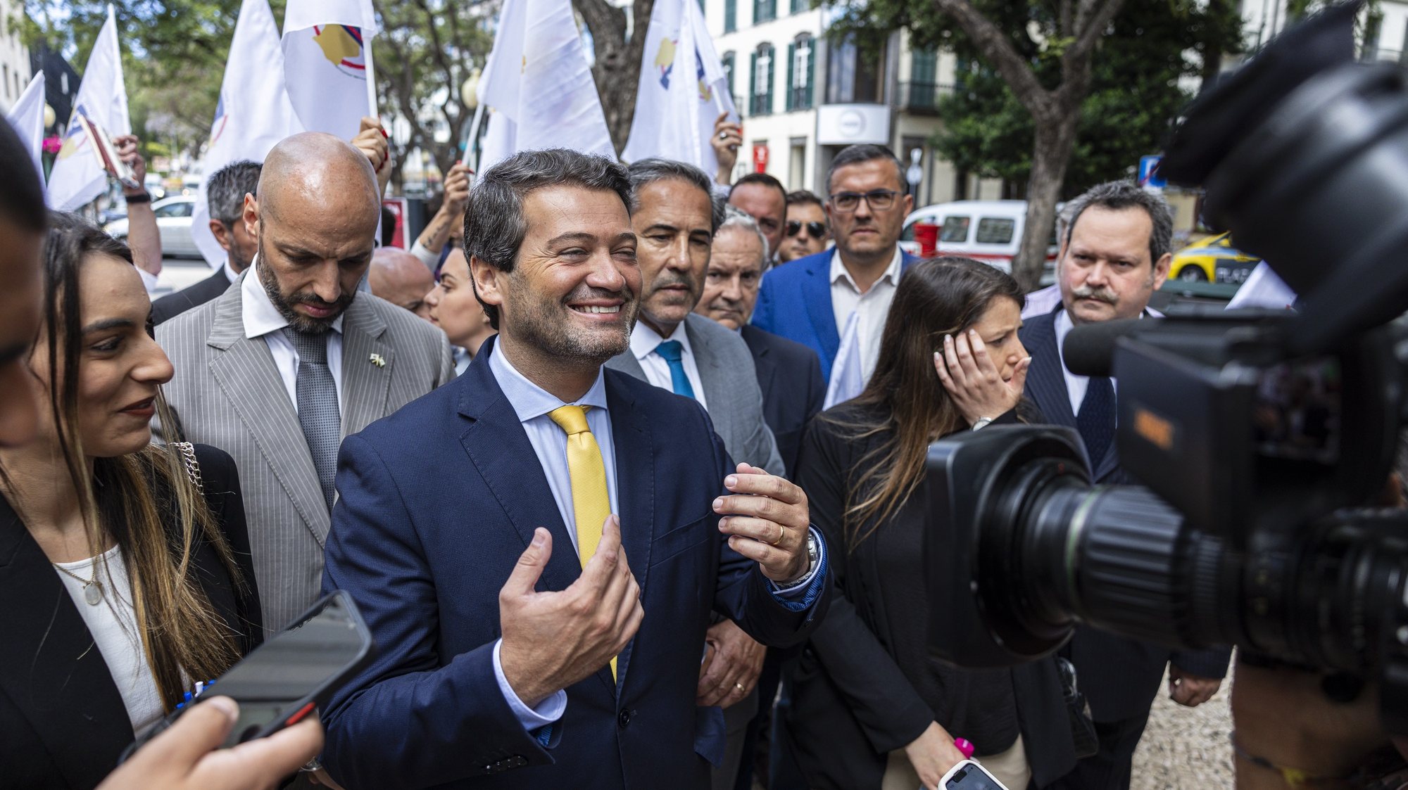 O presidente do Chega, André Ventura (C), presta declarações aos jornalistas durante uma ação de campanha eleitoral que teve lugar no centro da cidade do Funchal, Madeira, 23 de maio de 2024.GREGÓRIO CUNHA/LUSA