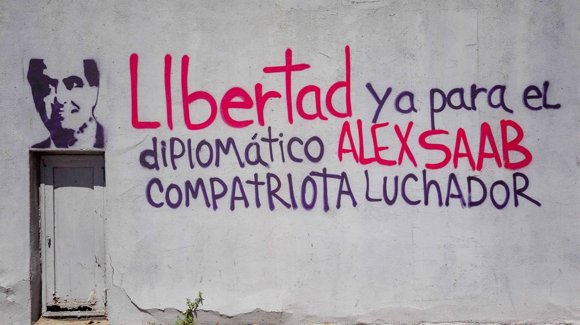 epa09024179 A graffiti oim support of Alex Saab reading &#039;Freedom now for the diplomat Alex Saan compatriot fighter&#039; at wall of the ruling party PDVSA headquarters in Caracas, Venezuela, 19 February 2021. Venezuelan diplomat Alex Saab was arrested in Cape Verde in June 2020 at the request of the USA for alleged financial crimes, he was later placed under house arrest in January 2021.  EPA/Miguel GutiÃ©rrez