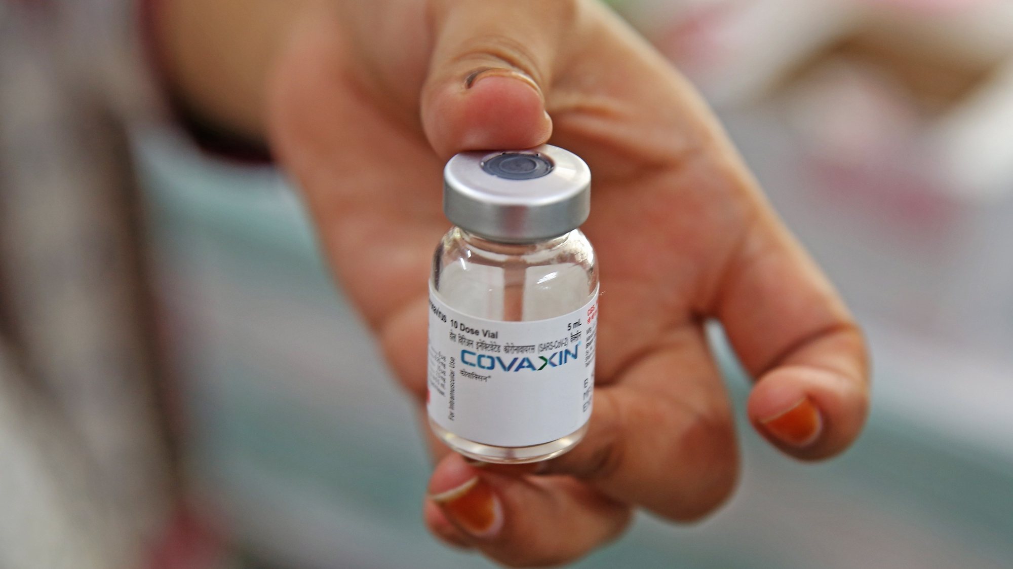 epa09270364 A health official displays a vial of  the &#039;COVAXIN&#039; vaccine against Covid-19 during a vaccination drive, in Bangalore, India, 14 June 2021. The Karnataka State government has eased coronavirus restrictions and imposed semi lockdown and the night curfew will be in effect from 7pm to 5am in all other districts and weekend curfew will be imposed in Bangalore city.  EPA/JAGADEESH NV