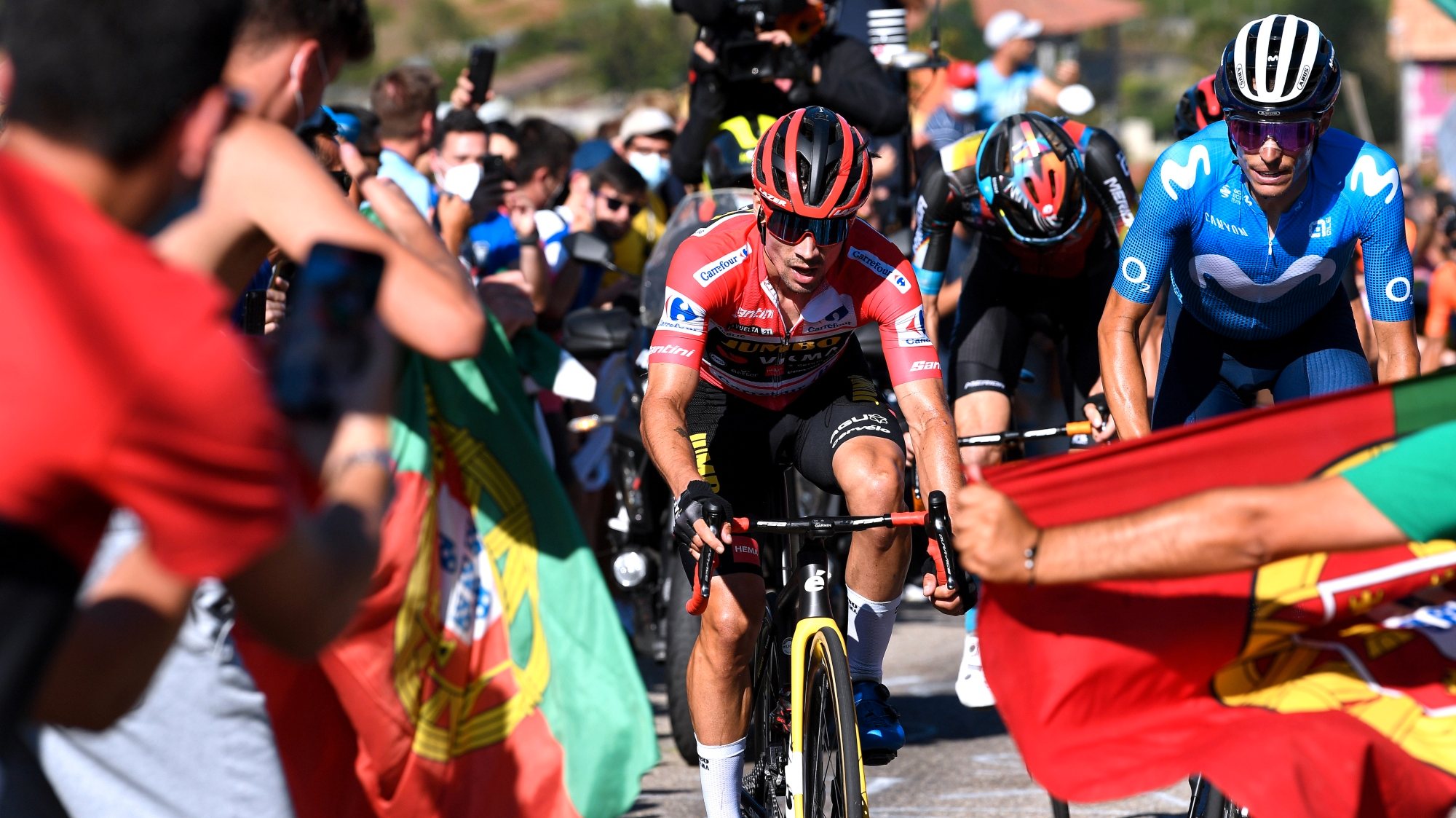 Primoz Roglic garantiu em definitivo a camisola vermelha da liderança na penúltima etapa, onde se viram muitas bandeiras portuguesas