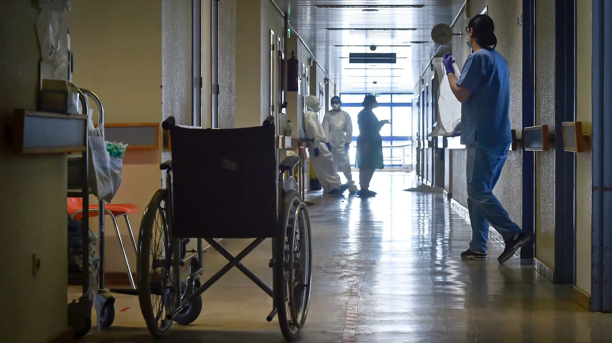 Operacionais de saúde durante o turno de trabalho na enfermaria do piso 7 do Centro Hospitalar Tondela Viseu (CHTV), dedicado ao tratamento de doentes com covid-19, em Viseu, 09 de março de 2021. (ACOMPANHA TEXTO DA LUSA DO DIA 10 DE MARÇO DE 2021). NUNO ANDRÉ FERREIRA/LUSA