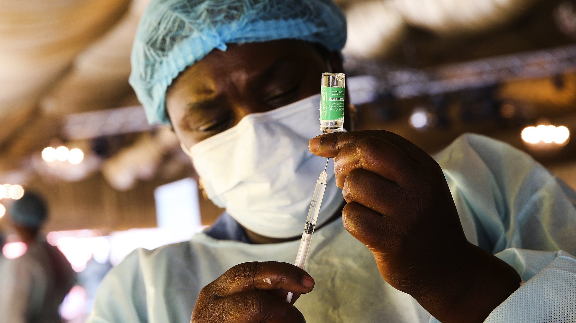 Um profissional de saúde prepara uma dose da vacina contra a covid-19 para ser administrada durante a campanha de vacinação no Centro Paz Flor, em Luanda, Angola, 14 de maio de 2021. (ACOMPANHA TEXTO DA LUSA DO DIA 16 DE MAIO DE 2021). AMPE ROGÉRIO/LUSA