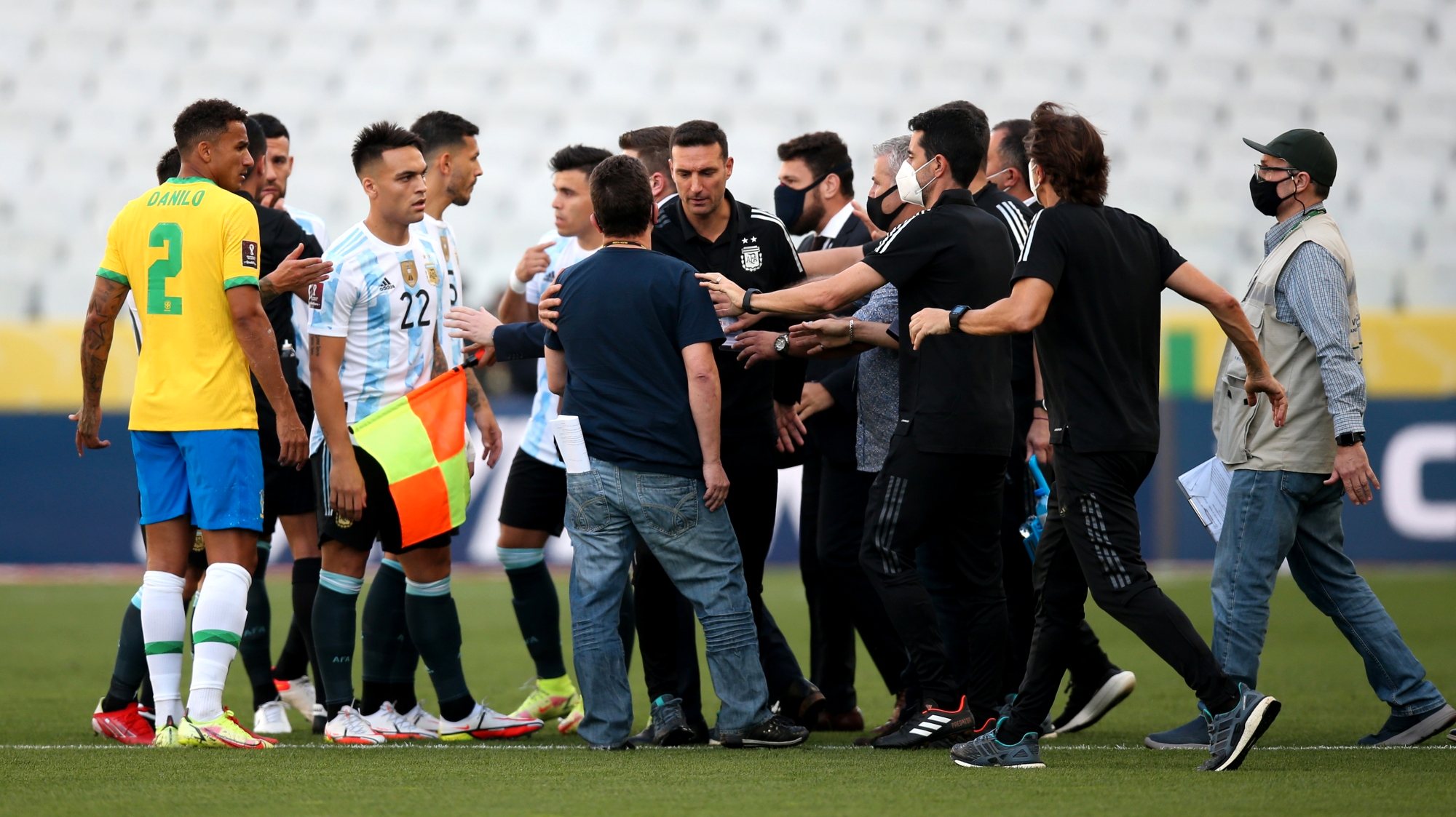 Elementos da Agência Nacional de Vigilância Sanitária do Brasil entraram em campo pouco depois do início do jogo e Argentina saiu de campo