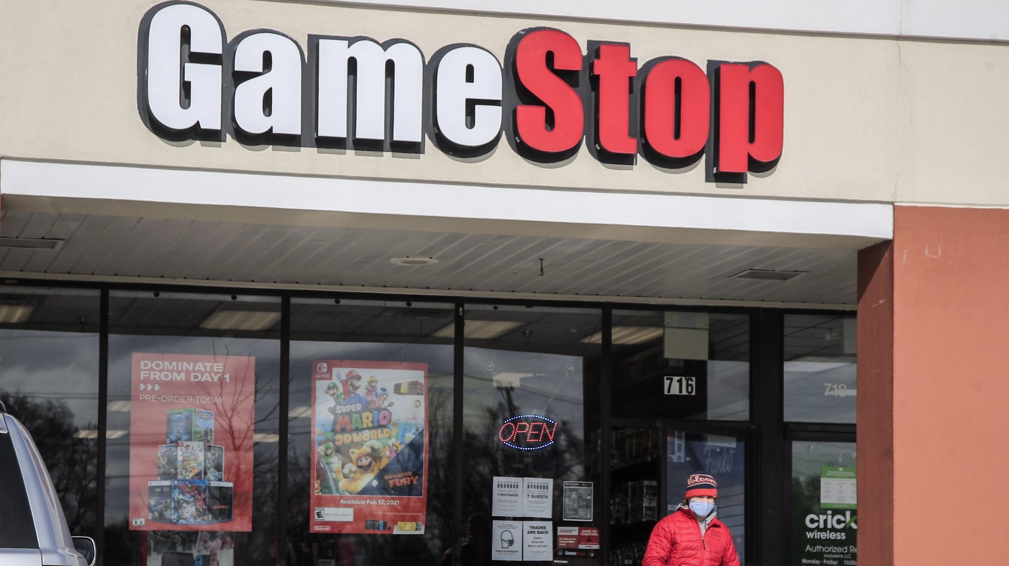 epa08969954 A customer leaves a GameStop store with his purchase in Round Lake Beach, Illinois, USA, 27 January 2021. The electronic game retailer has seen it&#039;s stock price soar from 3.25 US dollars in April 2020 to close at 347.51 US dollars on 27 January. The company has drawn interest from investors in online chat groups and created as much as 3 billion US dollars in value losses for short sellers.  EPA/TANNEN MAURY